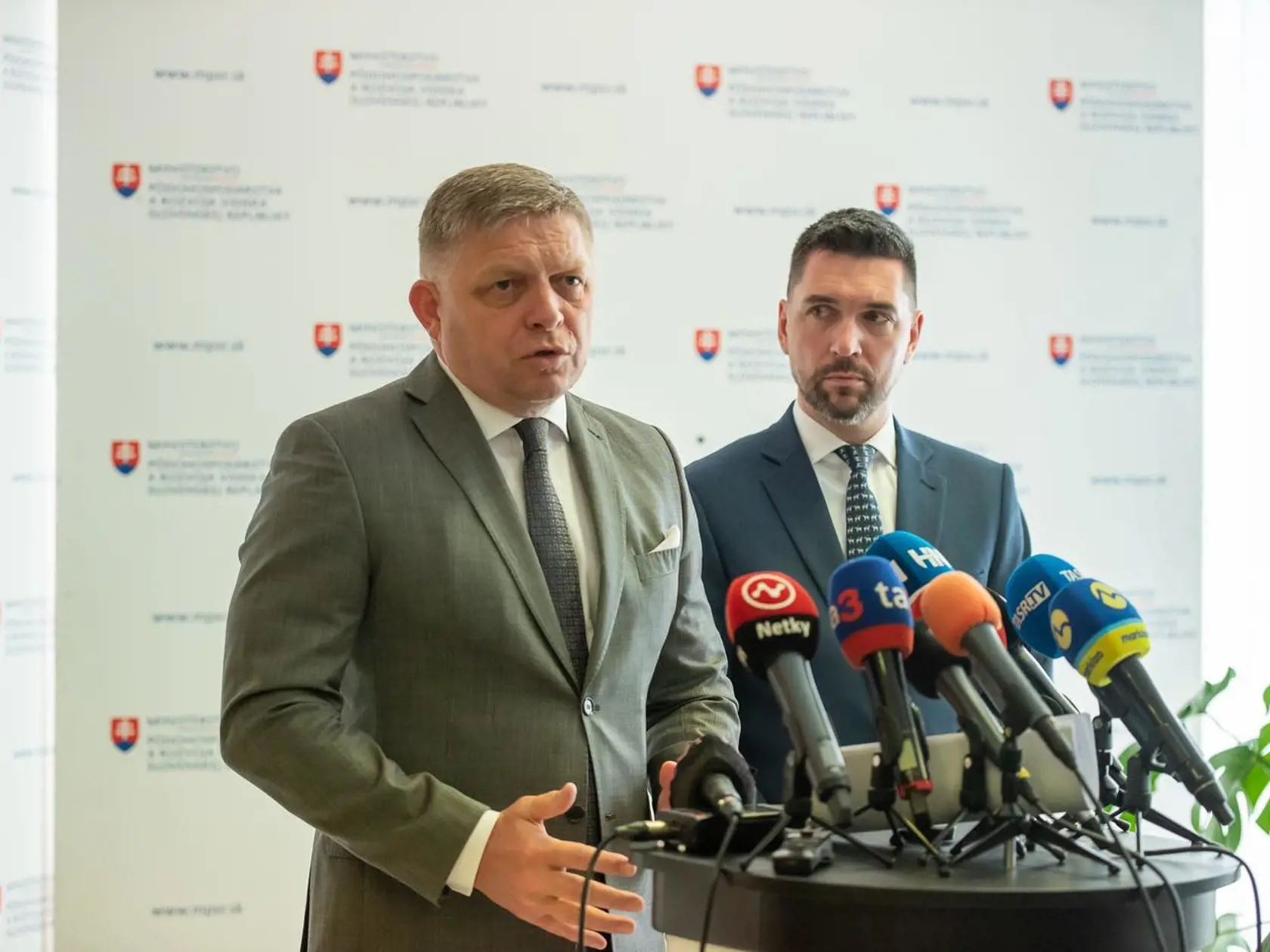 Premiér Robert Fico a minister pôdohospodárstva Richard Takáč.