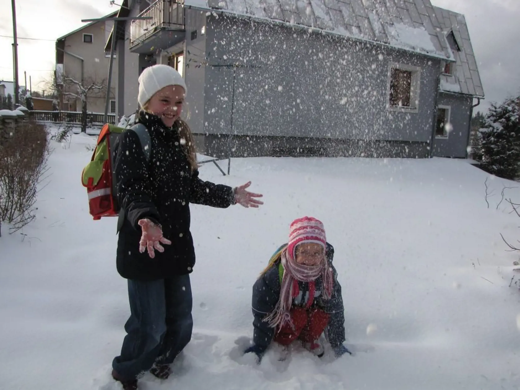 Katka (7) a Andrejka (8) sa so snehom vedia