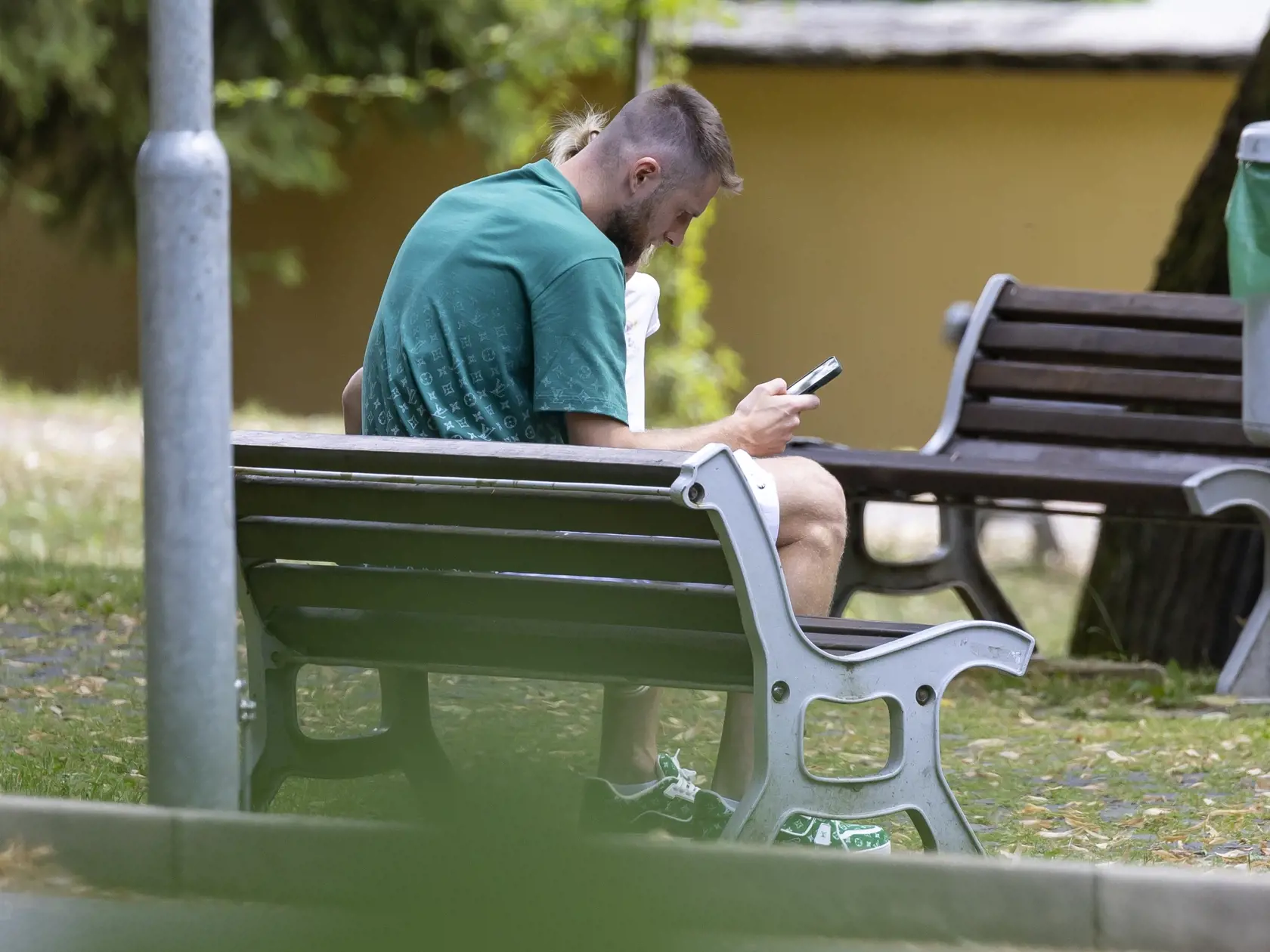 Popritom, ako sa staral pri kostole o dcérku, tak stihol aj odpisovať.