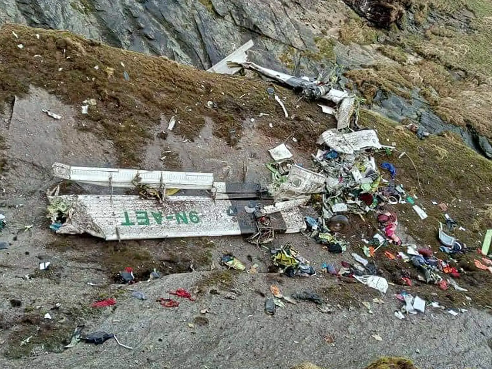 Deň po zmiznutí lietadla sa potvrdili najhoršie správy. Stroj leteckej spoločnosti Tara Air sa zrútil v nepálskych horách s 22 ľuďmi na palube. Na snímke trosky lietadla 30. mája 2022.