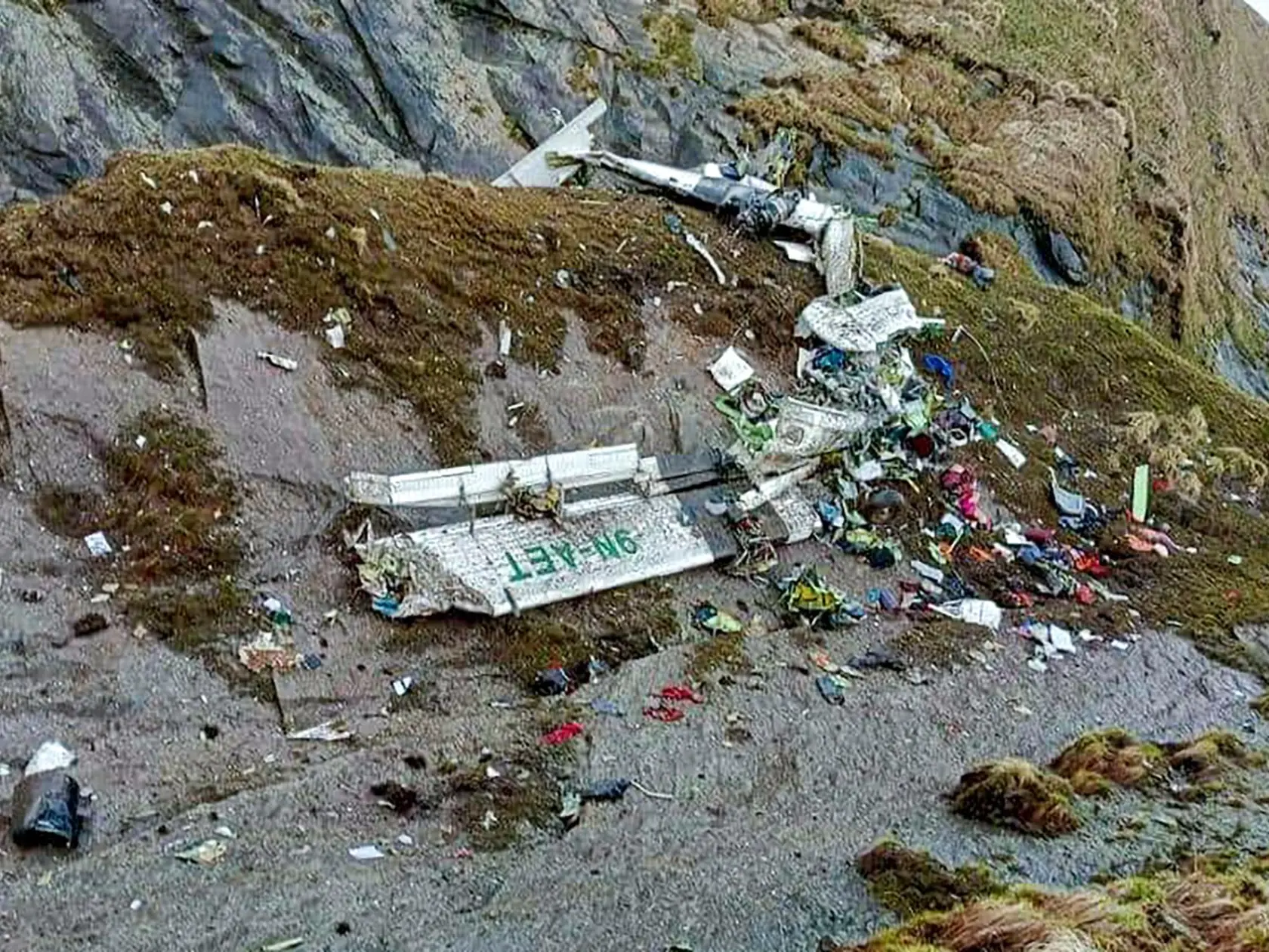 Deň po zmiznutí lietadla sa potvrdili najhoršie správy. Stroj leteckej spoločnosti Tara Air sa zrútil v nepálskych horách s 22 ľuďmi na palube. Na snímke trosky lietadla 30. mája 2022.