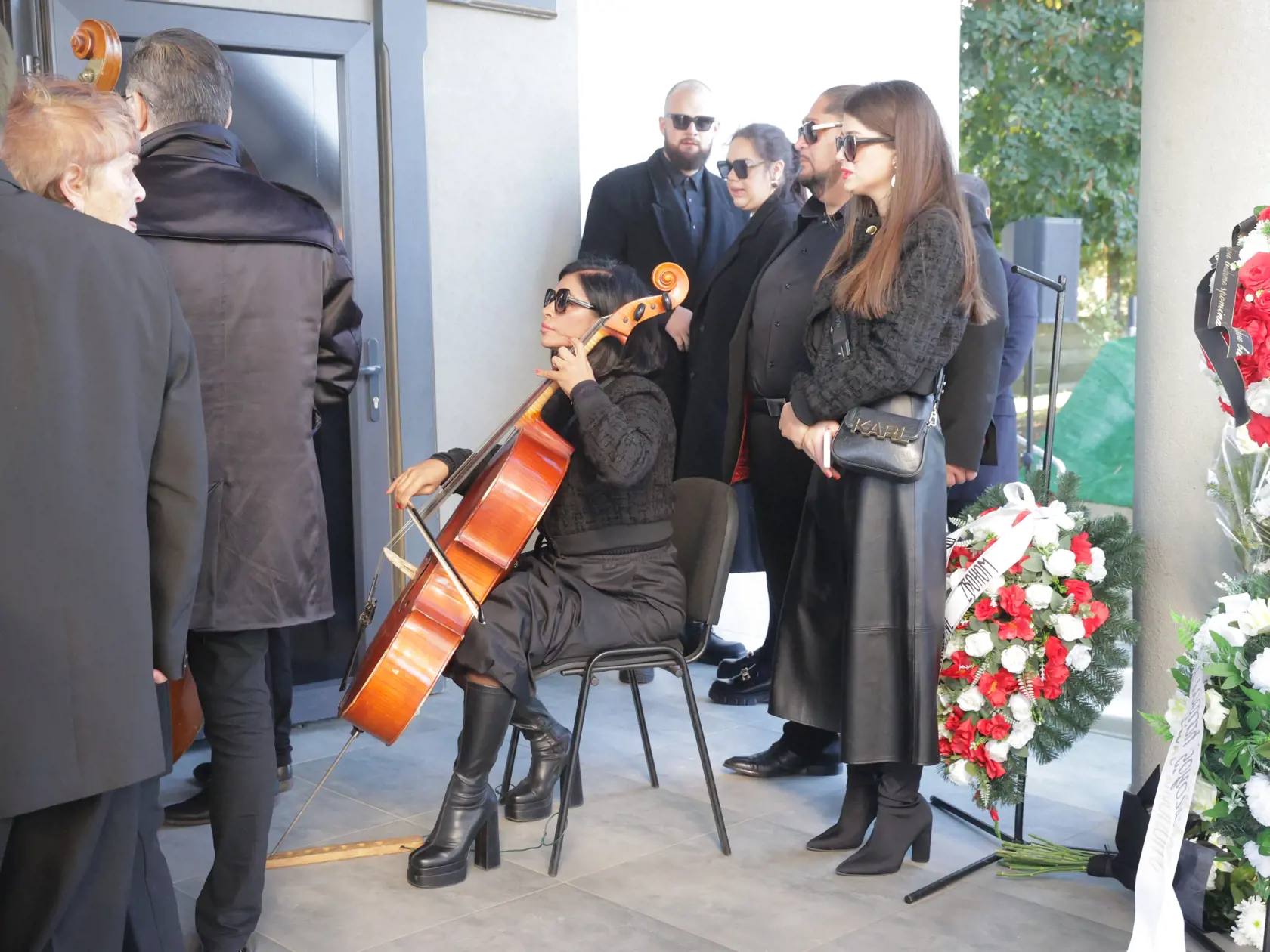 Posledná rozlúčka s hudobníkom Ľubom Virágom (†68), ktorý náhle zomrel pred pár dňami. Na snímke manželia Ernest a Silvia Šarköziovci z Cigánskych Diablov. Vpravo ich dcéra Vanesa.