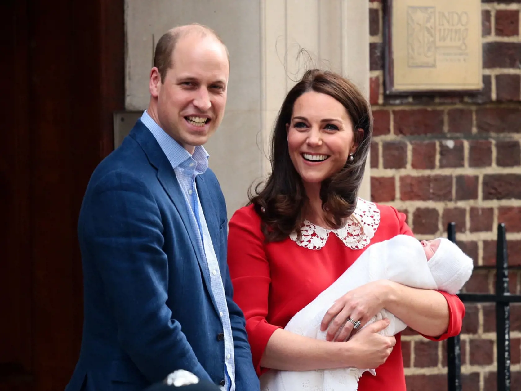 LONDON, ENGLAND - APRIL 23:  Prince William, Duke of Cambridge and Catherine, Duchess of Cambridge, pose for photographers with their newborn baby boy outside the Lindo Wing of St Mary's Hospital on April 23, 2018 in London, England. The Duke and Duchess of Cambridge's third child was born this morning at 11:01, weighing 8lbs 7oz.  (Photo by Jack Taylor/Getty Images)