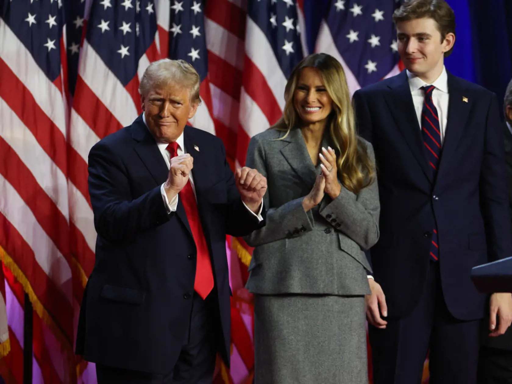 Donald Trump je už dlho známy svojim výrazným oranžovým nádychom pleti, ktorý sa stal predmetom mnohých diskusií, najmä v čase volebnej kampane. Profesionálna vizážistka Safia Cox nedávno zdieľala svoj odborný názor na to, čo za týmto vzhľadom stojí. V deň, kedy Američania rozhodujú o svojom budúcom prezidentovi, je zrejmé, že Trump nielenže zvýšil intenzitu svojich kampaní, ale aj tón svojho bronzera.