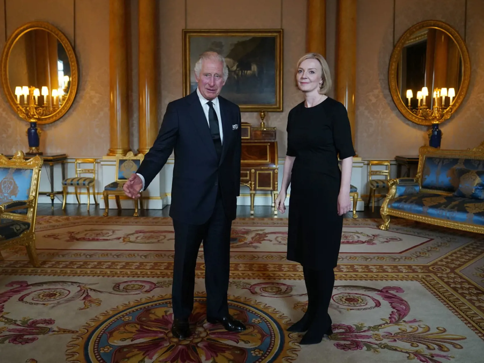 Britská premiérka Liz Trussová a vysokopostavení členovia vlády v sobotu popoludní zložili prísahu vernosti novému britskému kráľovi Karolovi III. v Dolnej Snemovni britského parlamentu.