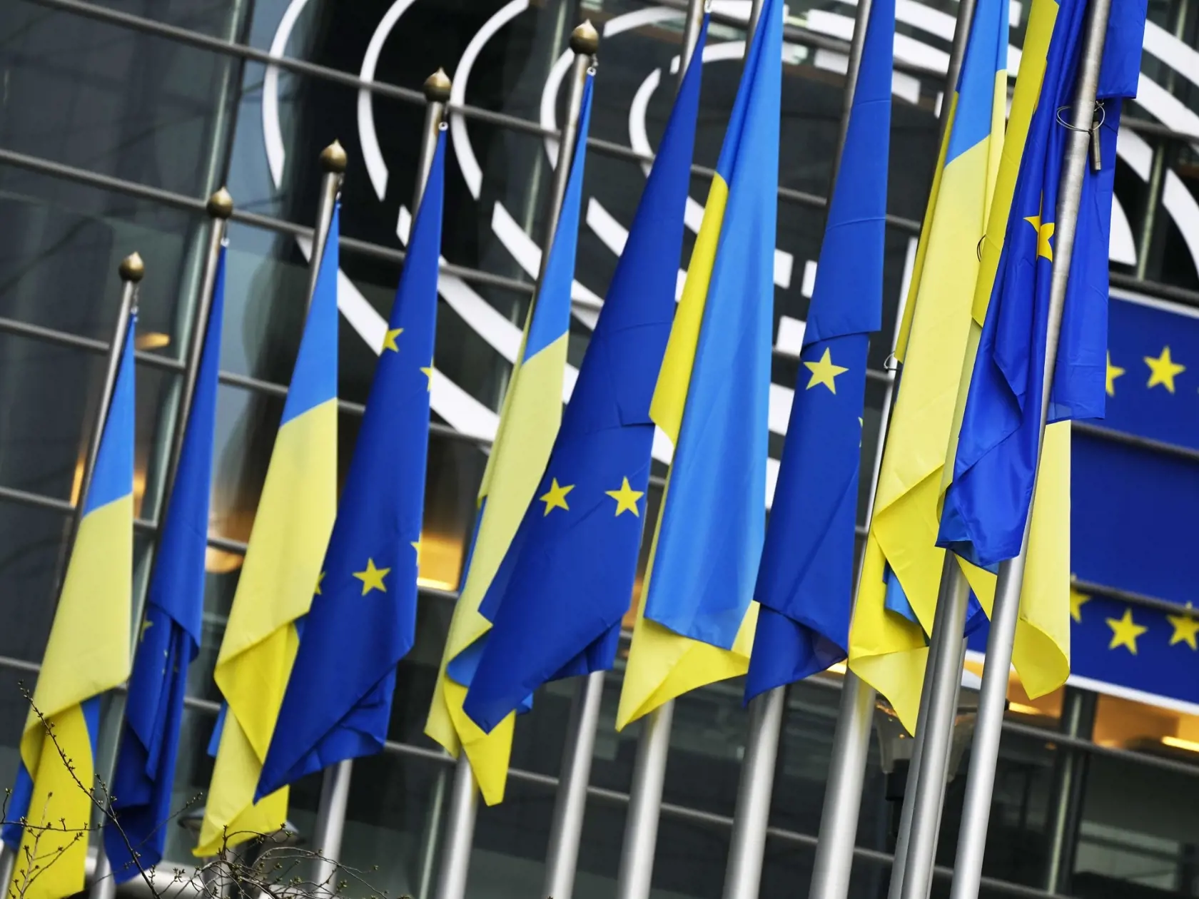 Vlajky Ukrajiny a Európskej únie.