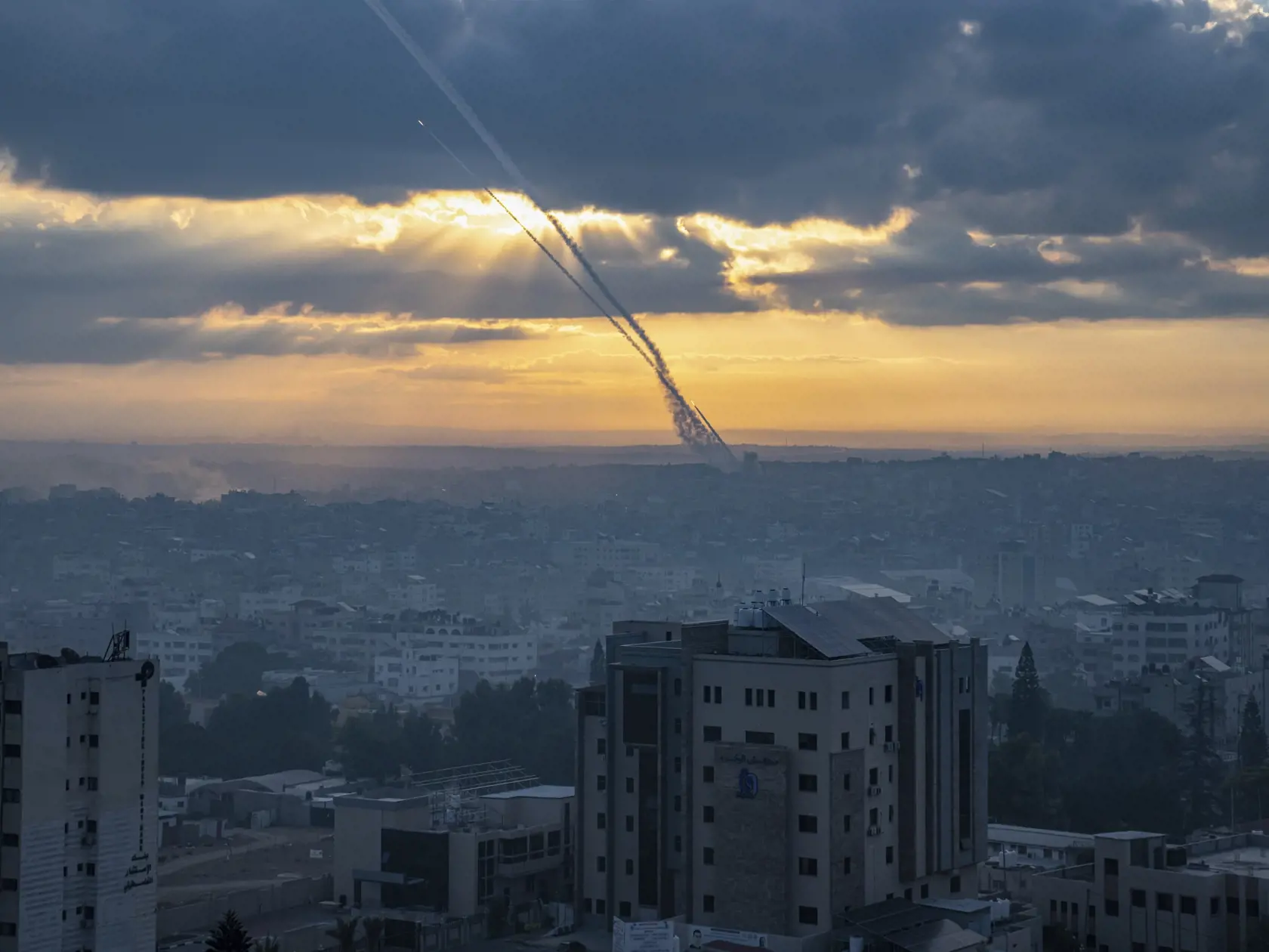 JB 20 Gaza City - Rakety vystrelené z pásma Gazy na Izrael 7. októbra 2023. Vodca islamistického hnutia Hamas oznámil, že táto ozbrojená skupina začala novú vojenskú operáciu proti Izraelu. V Jeruzaleme sa rozozvučali sirény oznamujúce letecký poplach. TASR správu prevzala v sobotu z agentúr AP a AFP. FOTO TASR/AP

Rockets are fired toward Israel from the Gaza Strip, Saturday, Oct. 7, 2023. The rockets were fired as Hamas announced a new operation against Israel. (AP Photo/Fatima Shbair)