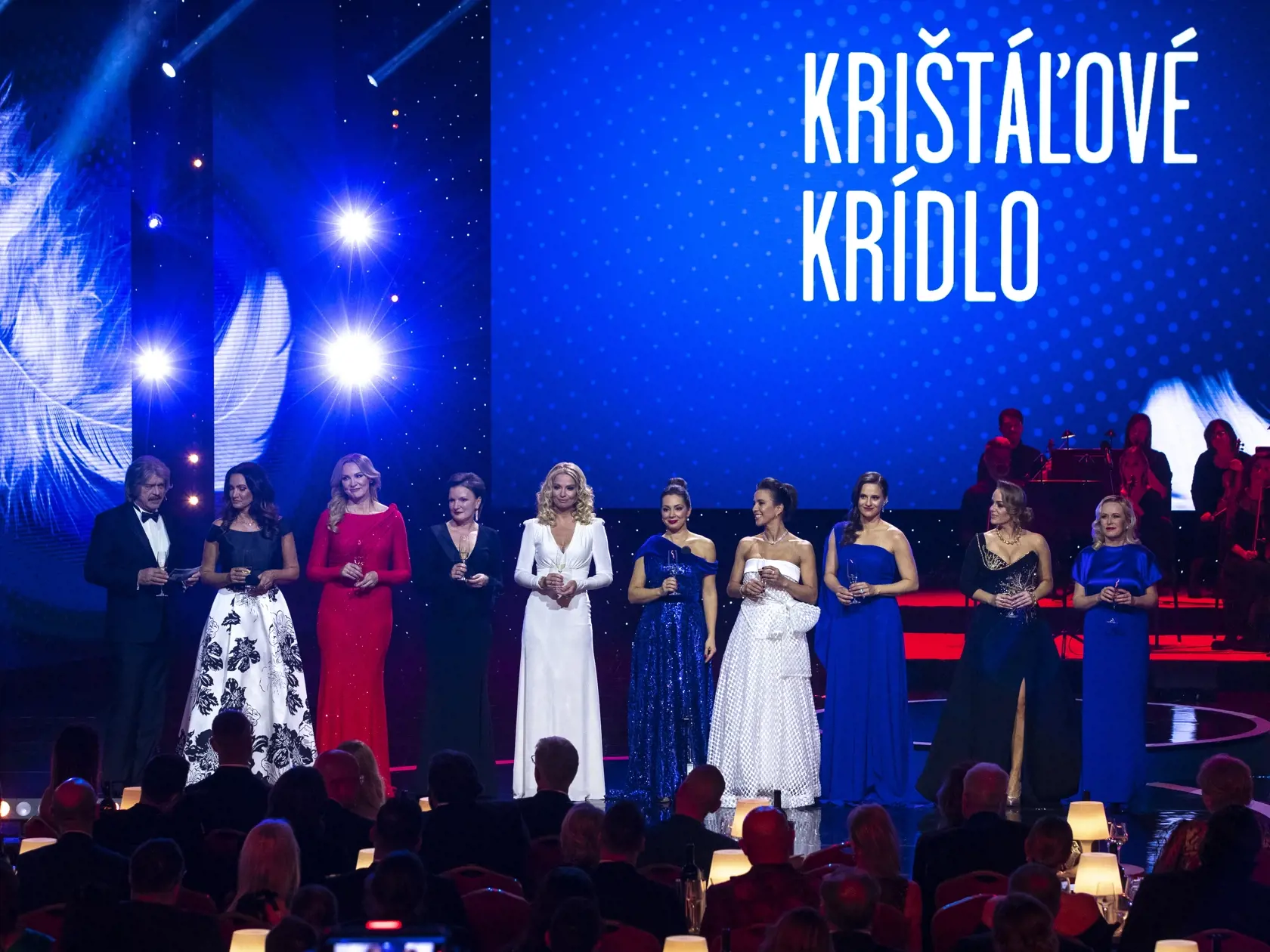 Krištáľové krídlo - 25. ročník udeľovania cien najvýznamnejším osobnostiam Slovenska za uplynulý rok z oblasti umenia, športu, hospodárstva, medicíny, filantropie a vedy. Na snímke sú moredátorky večera Janette Štefánková, Michaela Čobejová, Adriana Kučerová, Marianna Ďurianová, Karin Haydu, Anna Žitná Lučaiová, Danka Barteková, Karin Majtánová, Lucia Hurajová, Adriena Kučerová, Mária Vaškovičová, Katarína Srkala a Ivo Gogál.