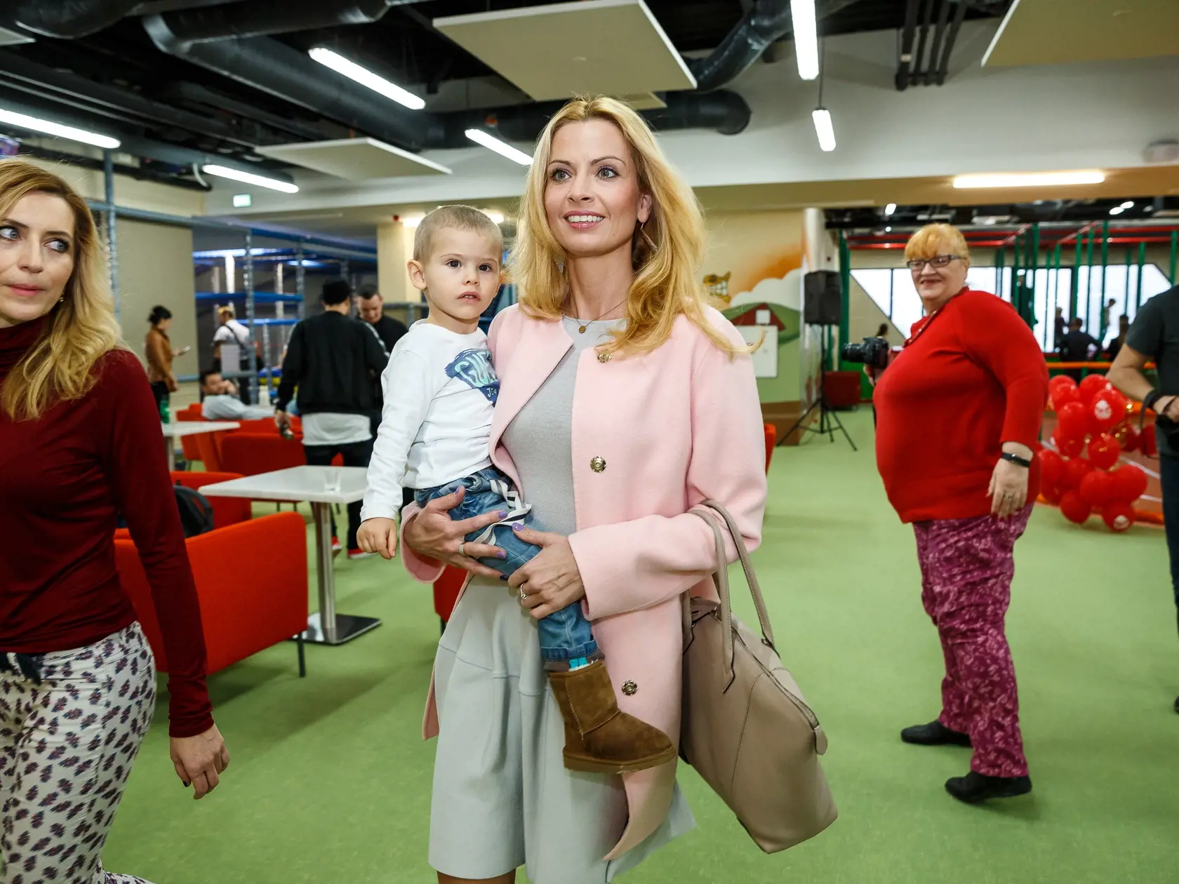 Otvorenie detskeho centra v Bratislave na ktore sa prisli pozriet aj niektore zname tvare slovenskeho sportu a showbiznisu