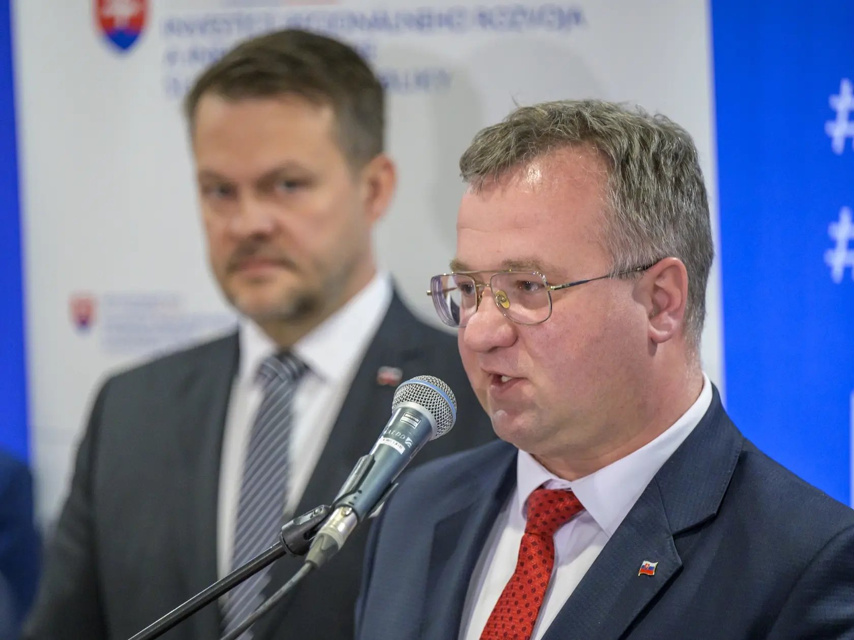 Na snímke sprava štátny tajomník MIRRI Radomír Šalitroš a minister investícii, regionálneho rozvoja a informatizácie Samuel Migaľ (nominant Smer-SD) počas tlačovej konferencie po podpísaní memoranda o vzájomnej spolupráci pri realizácii projektového balíka a aktivít zameraných na investície do prírodného a kultúrneho dedičstva vodnej stavby Domaša a súvisiacej infraštruktúry v Prešove 31. marca 2025. FOTO TASR - Veronika Mihaliková