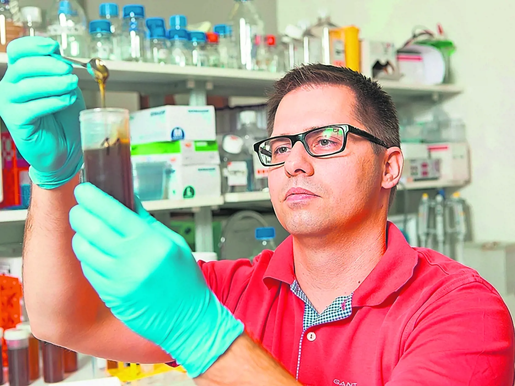 Na pravosť a kvalitu medov si posvietilo Medové laboratórium Slovenskej akadémie vied. Mikrobiológ Juraj Majtán zistil, že väčšina medov z obchodov je nekvalitná.