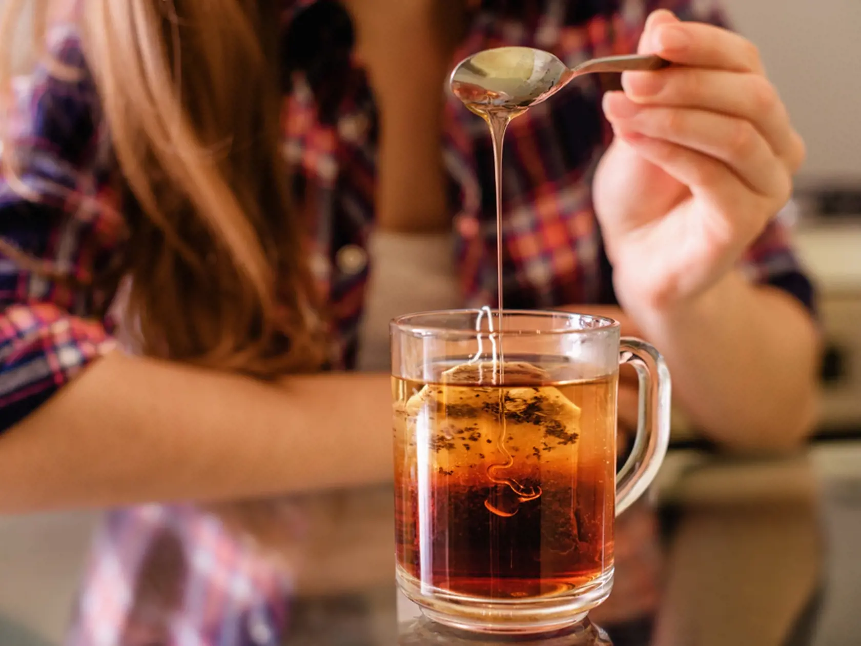 Med obsahuje malé množstvá enzýmov, ktoré však majú pre človeka nutričný význam. Zahrievaním sa ničia. Najlepšie je, ak med nie je vystavený teplote nad 35 °C, krátkodobo znesie aj 45 °C, takže osladiť teplý čaj medom je prípustné. Horšie je ak sa skyštalizovaný med zahrieva aby sa stal tekutý a potom sa predáva, lebo tým stratí prakticky všetky výživné látky, stáva sa „mŕtvy“ a mení sa na obyčajné sladidlo. Aj na skladovanie medu sú lepšie nižšie teploty.