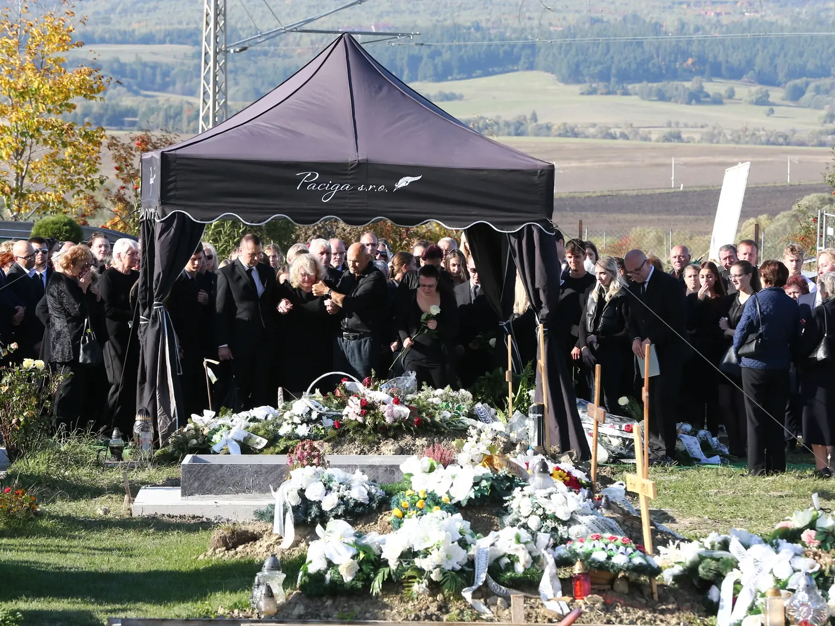 Posledná rozlúčka s nadanou študentkou Broňou. V sobotu (8.10.) sa rozlúčili rodiny Mareka a Brone so svojími milovanými deťmi, vnúčatami, a súrodencami. Ich mladé životy vyhasli vinou opitého vodiča.