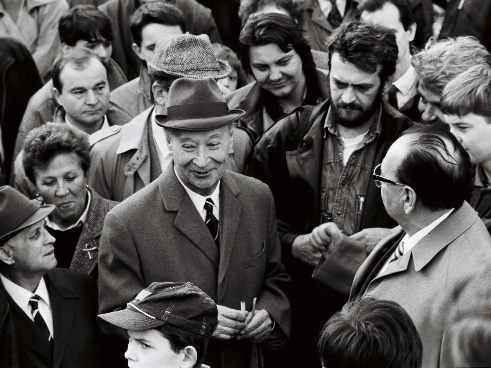 1990: Keď sa Dubček objavil na Námestí SNP, vždy ho obkolesil dav fanúšikov.