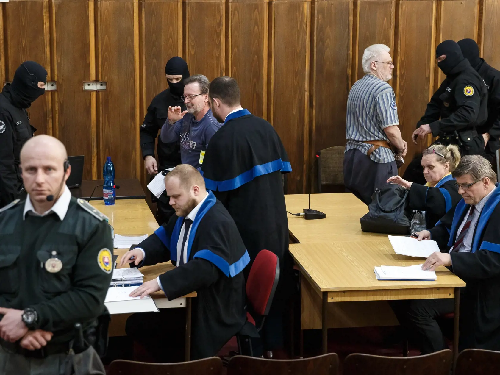 Sud s Robertom Lalisom prezivanym Kybel a jeho kumpanom Ivanom Cuperom v ustave na vykon trestu v Banskej Bystrici