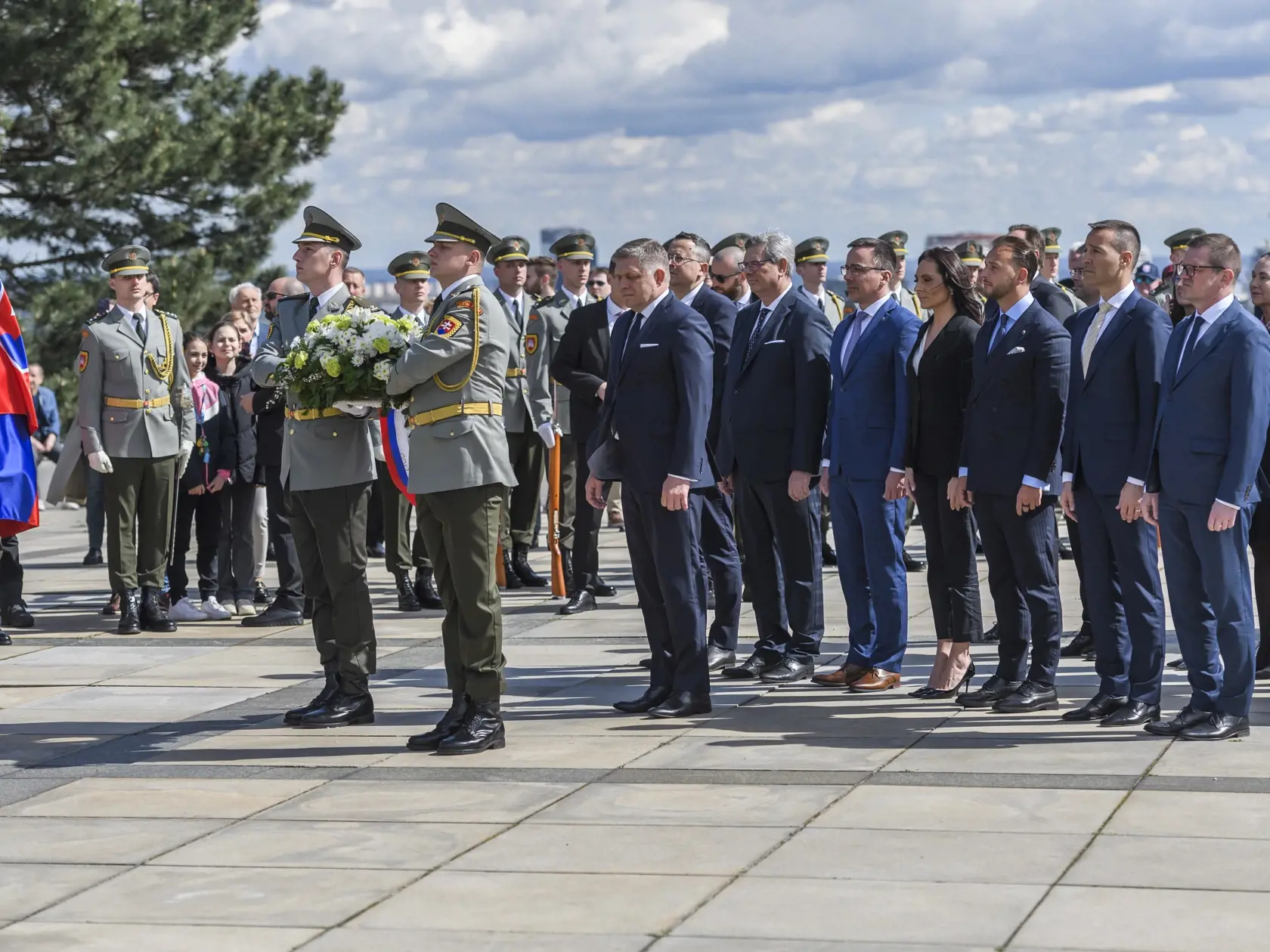Slovenská vláda si uctila pamiatku padlých vojakov pri príležitosti 79. výročia oslobodenia hlavného mesta Slovenska.