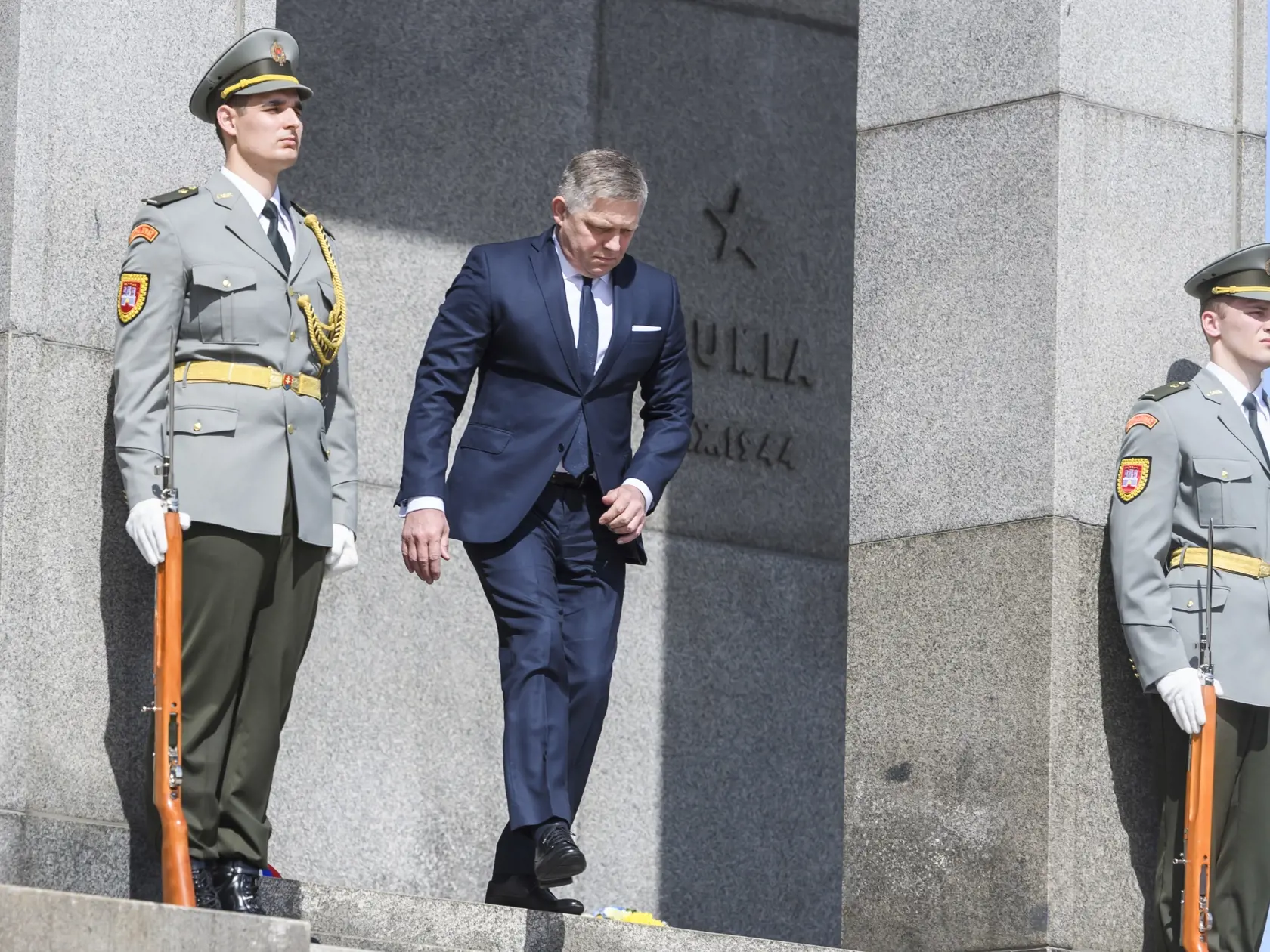 Robert Fico s ďalšími členmi vlády na Slavíne počas pripomenutia si 79. výročia oslobodenia Bratislavy.