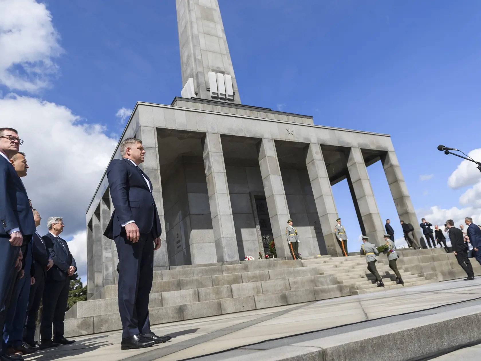 Predseda vlády SR Robert Fico (Smer) a ďalší členovia vlády počas pripomenutia si 79. výročia oslobodenia Bratislavy na Slavíne.