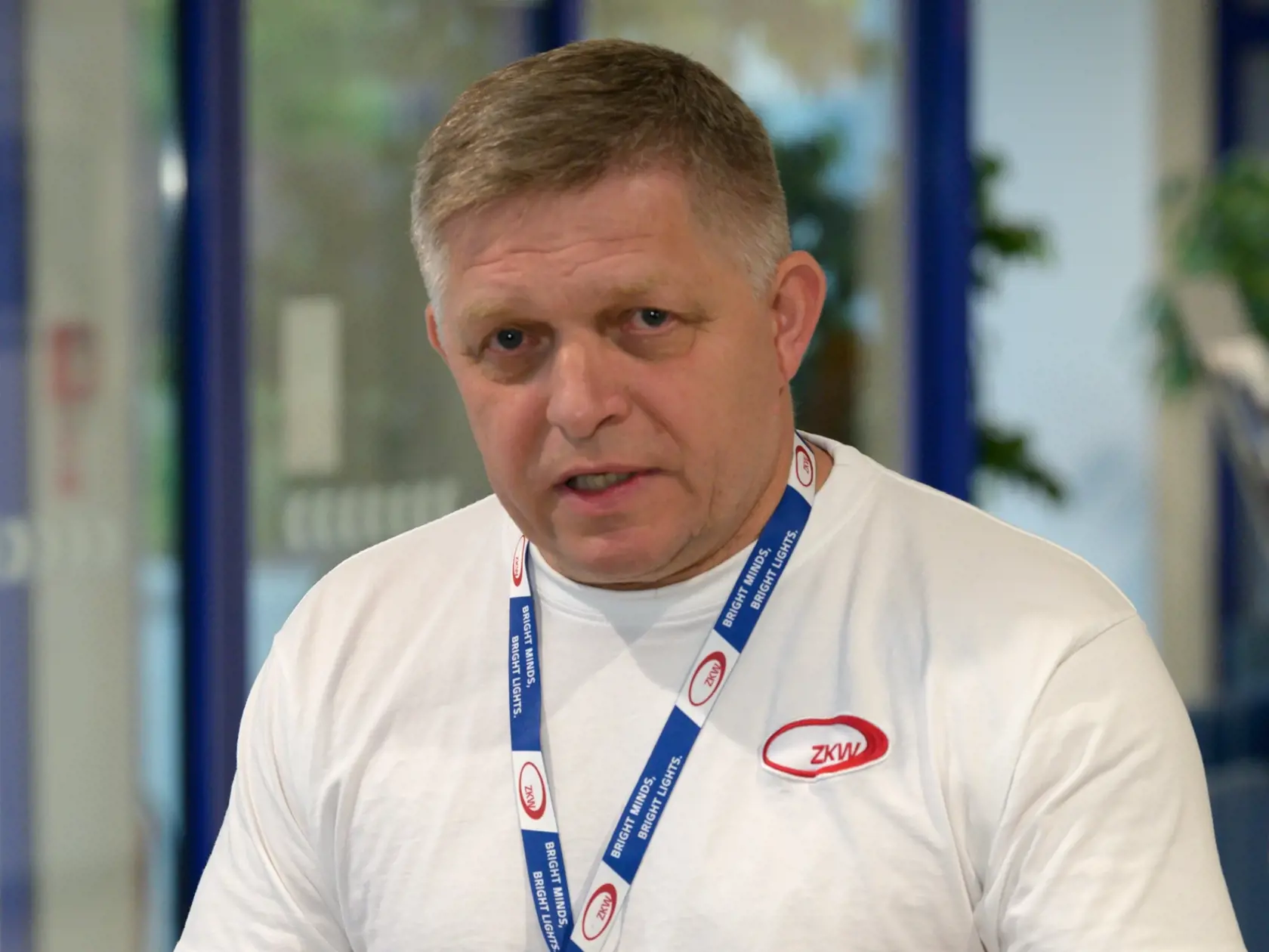 Predseda vlády SR Robert Fico (SMER) počas tlačovej konferencie po odpracovaní nočnej zmeny v závode ZKW Slovakia s. r. o. v obci Krušovce v okrese Topoľčany v stredu ráno 1. mája 2024.