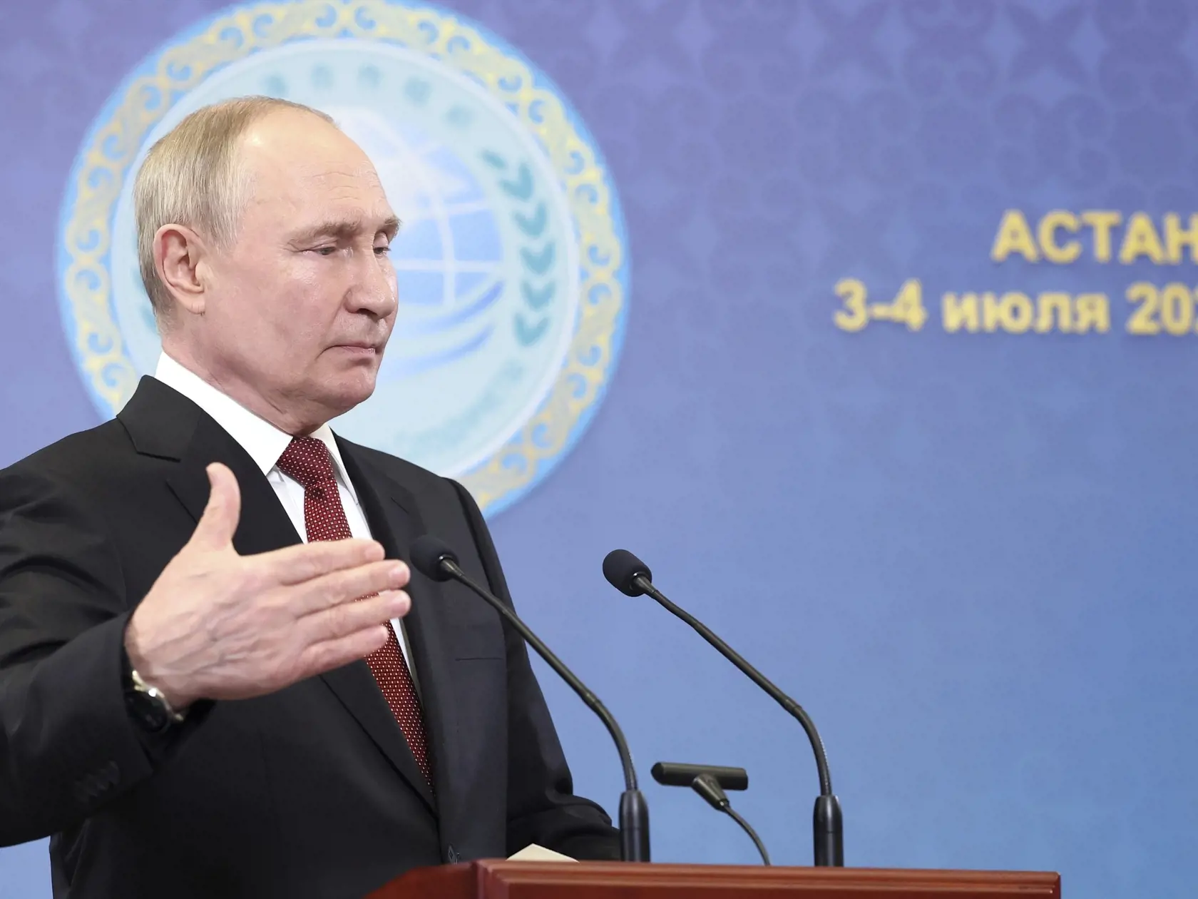 Ruský prezident Vladimir Putin rozpráva počas tlačovej konferencie na záver summitu hláv štátov Šanghajskej organizácie pre spoluprácu (SCO) v kazašskej metropole  Astana 4. júla 2024.