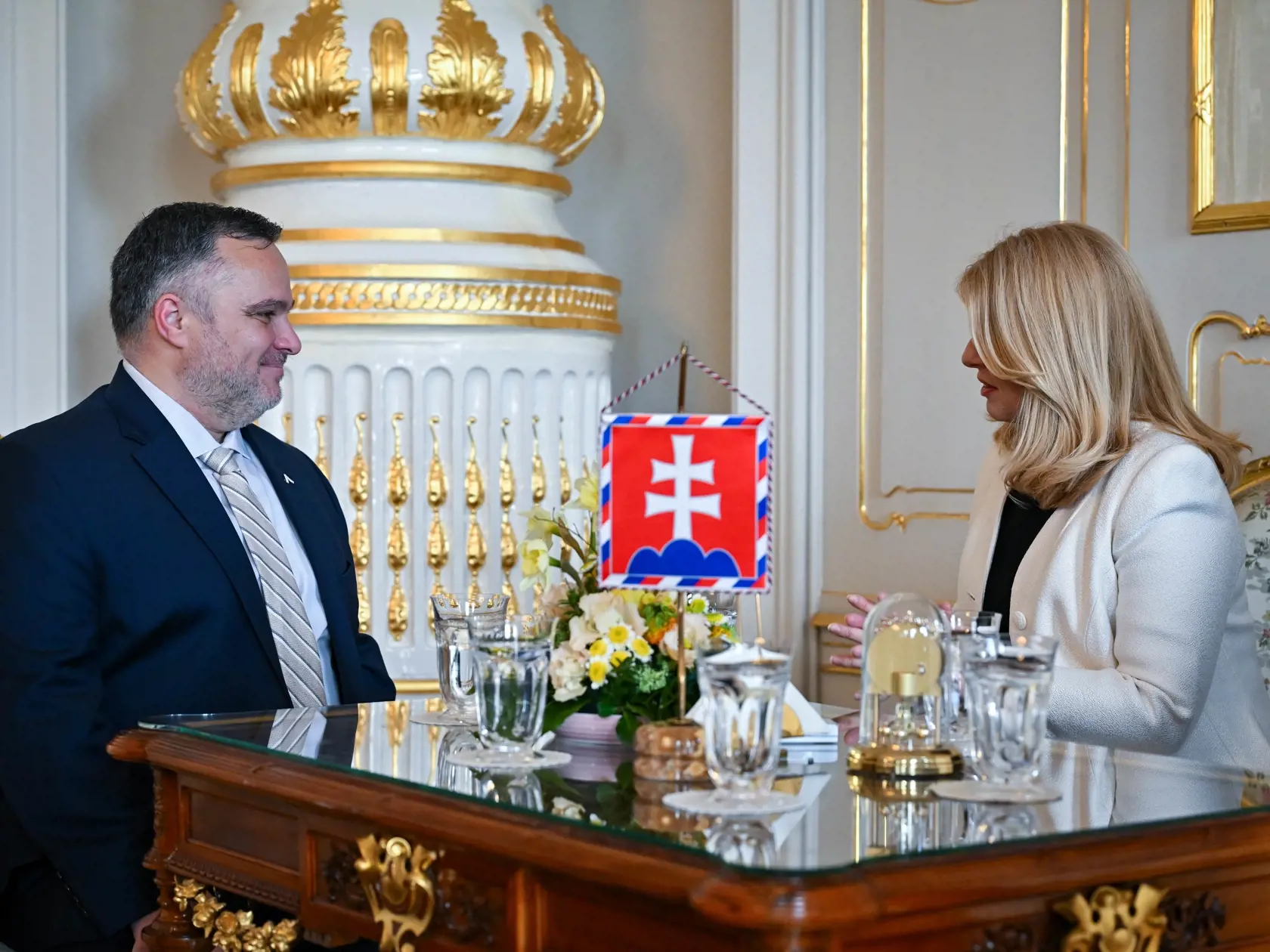 Na snímke prezidentka SR Zuzana Čaputová a výkonný riaditeľ organizácie White Ribbon Humberto Carolo diskutujú počas prijatia v Prezidentskom paláci v Bratislave vo štvrtok 14. marca 2024. FOTO TASR - Pavol Zachar