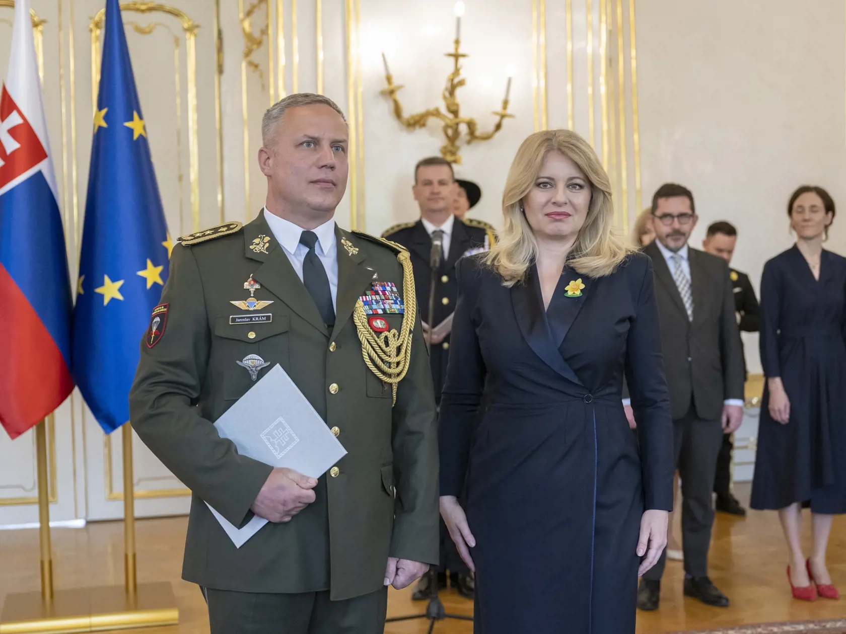 Prezidentka SR Zuzana Čaputová menovala generálov Ozbrojených síl (OS) SR v Prezidentskom paláci v Bratislave vo štvrtok 18. apríla 2024. Na snímke brigádny generál Jaroslav Krám (vľavo), ktorého prezidentka SR Zuzana Čaputová (vpravo) povýšila na generálmajora, pózujú počas menovania generálov Ozbrojených síl (OS) SR v Prezidentskom paláci v Bratislave vo štvrtok 18. apríla 2024. FOTO TASR - Martin Baumann