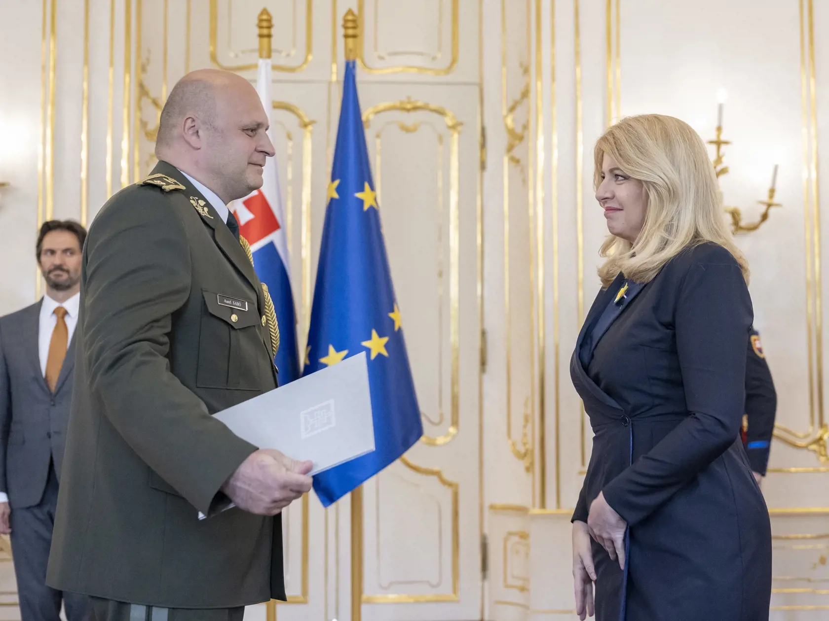 Prezidentka SR Zuzana Čaputová menovala generálov Ozbrojených síl (OS) SR v Prezidentskom paláci v Bratislave vo štvrtok 18. apríla 2024. Na snímke plk. gšt. Aurel Sabó (vľavo), ktorého prezidentka SR Zuzana Čaputová (vpravo) menovala na hodnosť brigádny generál počas menovania generálov Ozbrojených síl (OS) SR v Prezidentskom paláci v Bratislave vo štvrtok 18. apríla 2024. FOTO TASR - Martin Baumann