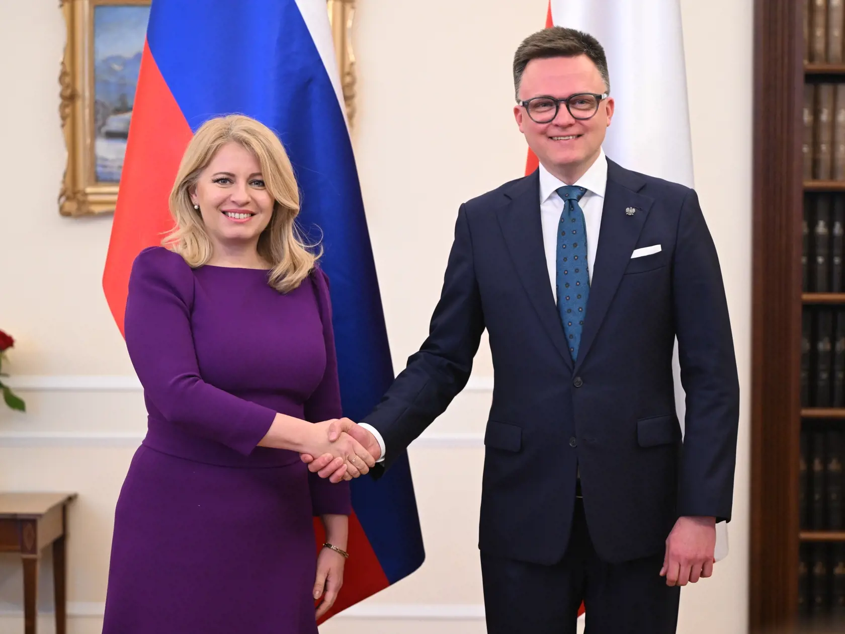 Prezidentka SR Zuzana Čaputová odcestovala v utorok 16. apríla 2024 na rozlúčkovú návštevu Poľska. Na snímke prezidentka SR Zuzana Čaputová (vľavo) a predseda poľského Sejmu Szymon Holownia pózujú počas stretnutia vo Varšave v utorok 16. apríla 2024. FOTO TASR - Martin Baumann