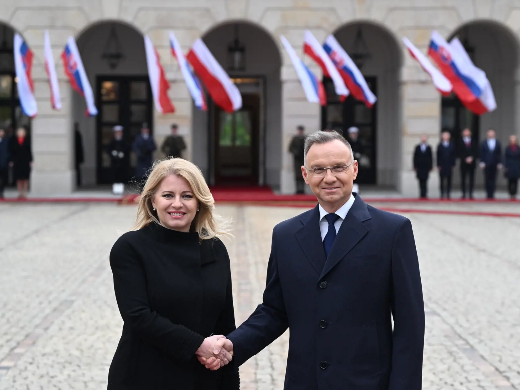 Prezidentka SR Zuzana Čaputová odcestovala v utorok 16. apríla 2024 na rozlúčkovú návštevu Poľska. Na snímke prezidentka SR Zuzana Čaputová (vľavo) a poľský prezident Andrzej Duda sa vítajú vo Varšave v utorok 16. apríla 2024. FOTO TASR - Martin Baumann