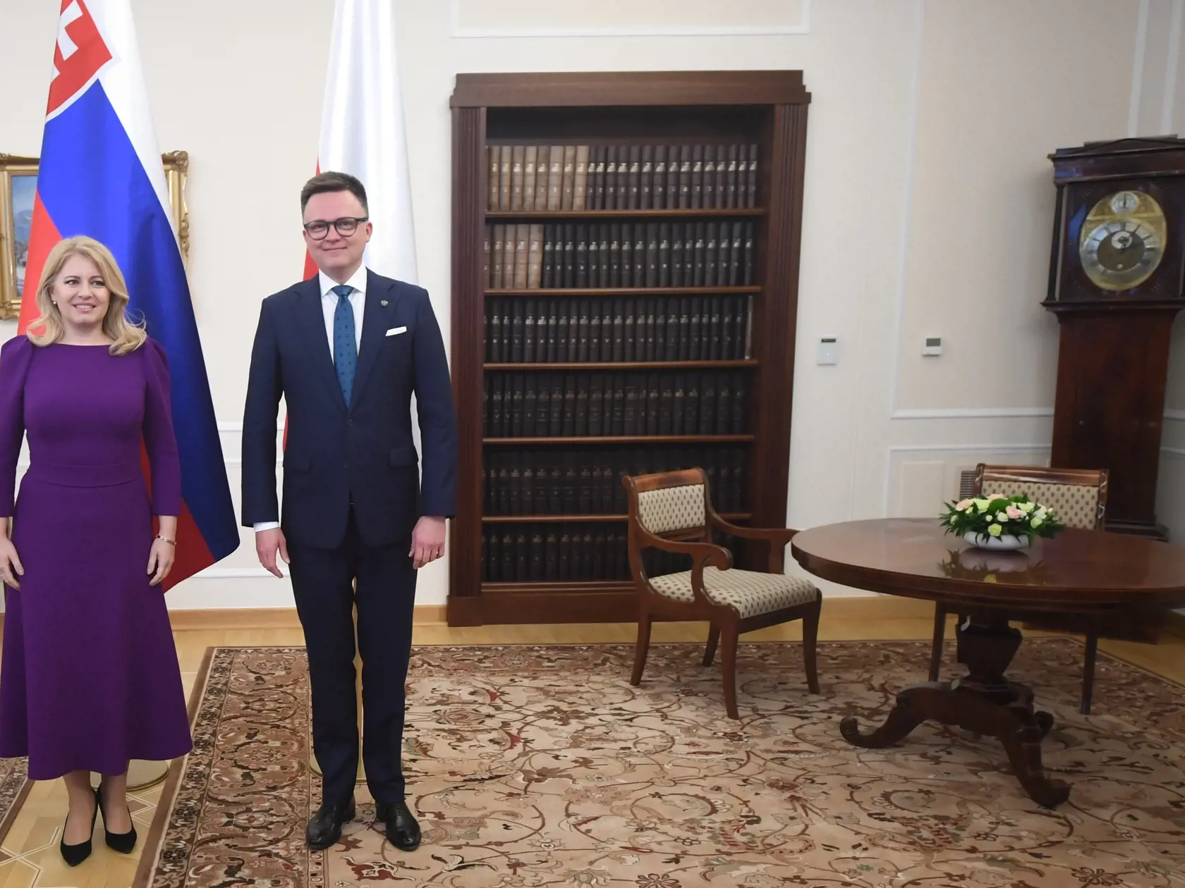 Prezidentka SR Zuzana Čaputová odcestovala v utorok 16. apríla 2024 na rozlúčkovú návštevu Poľska. Na snímke prezidentka SR Zuzana Čaputová (vľavo) a predseda poľského Sejmu Szymon Holownia pózujú počas stretnutia vo Varšave v utorok 16. apríla 2024. FOTO TASR - Martin Baumann