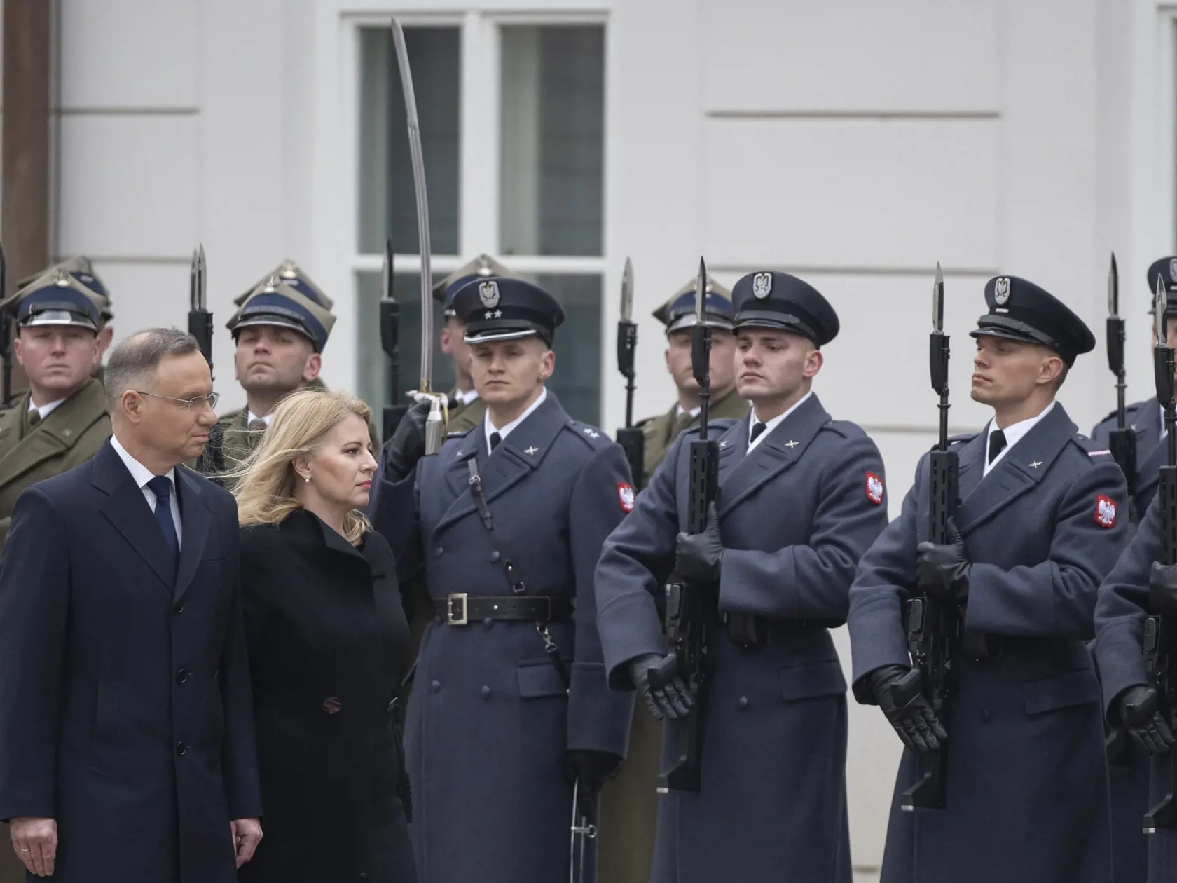 Prezidentka SR Zuzana Čaputová odcestovala v utorok 16. apríla 2024 na rozlúčkovú návštevu Poľska. Na snímke prezidentka SR Zuzana Čaputová (vpravo) a poľský prezident Andrzej Duda počas prehliadky čestnej stráže vo Varšave v utorok 16. apríla 2024. FOTO TASR - Martin Baumann