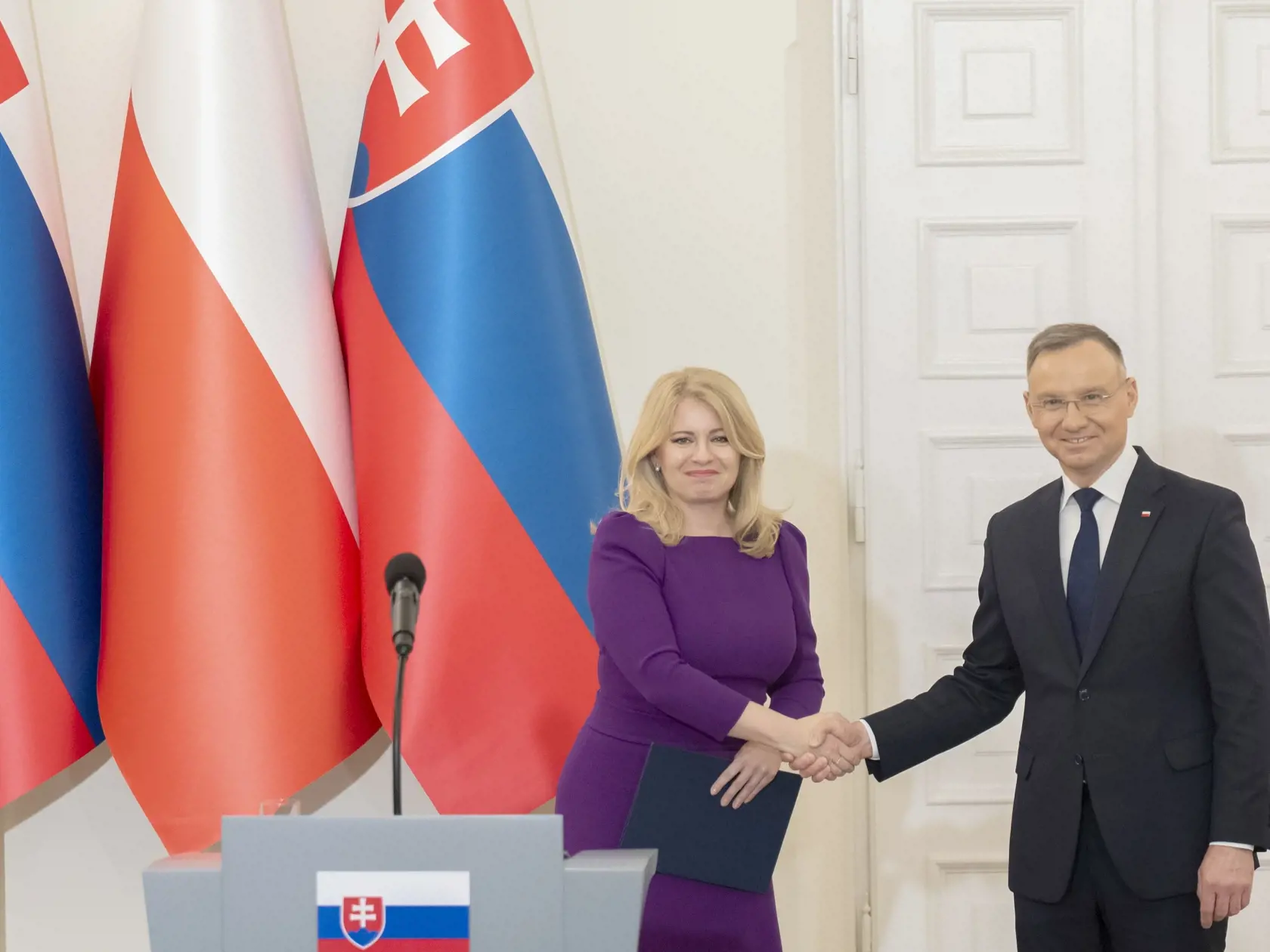 Prezidentka SR Zuzana Čaputová odcestovala v utorok 16. apríla 2024 na rozlúčkovú návštevu Poľska. Na snímke prezidentka SR Zuzana Čaputová (vľavo) a poľský prezident Andrzej Duda pózujú po spoločnej tlačovej konferencii vo Varšave v utorok 16. apríla 2024. FOTO TASR - Martin Baumann