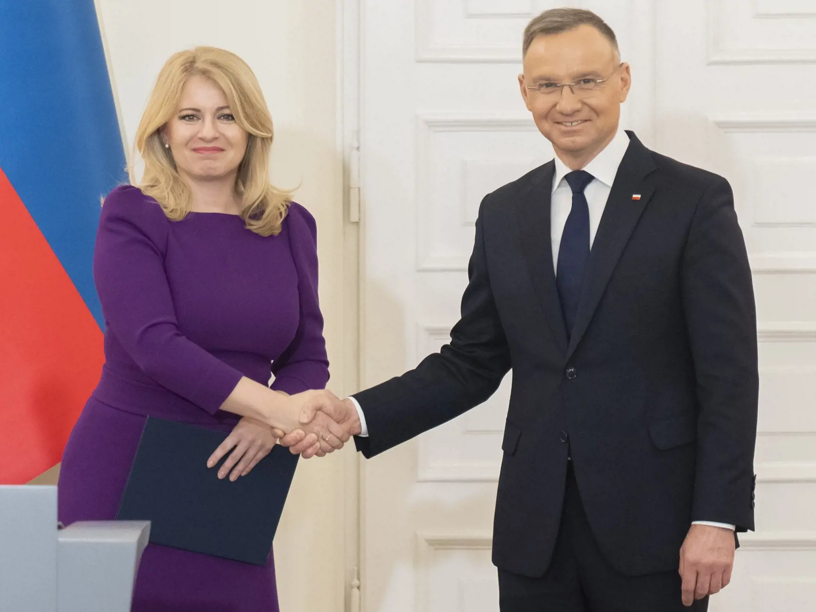 Prezidentka SR Zuzana Čaputová odcestovala v utorok 16. apríla 2024 na rozlúčkovú návštevu Poľska. Na snímke prezidentka SR Zuzana Čaputová (vľavo) a poľský prezident Andrzej Duda pózujú po spoločnej tlačovej konferencii vo Varšave v utorok 16. apríla 2024. FOTO TASR - Martin Baumann