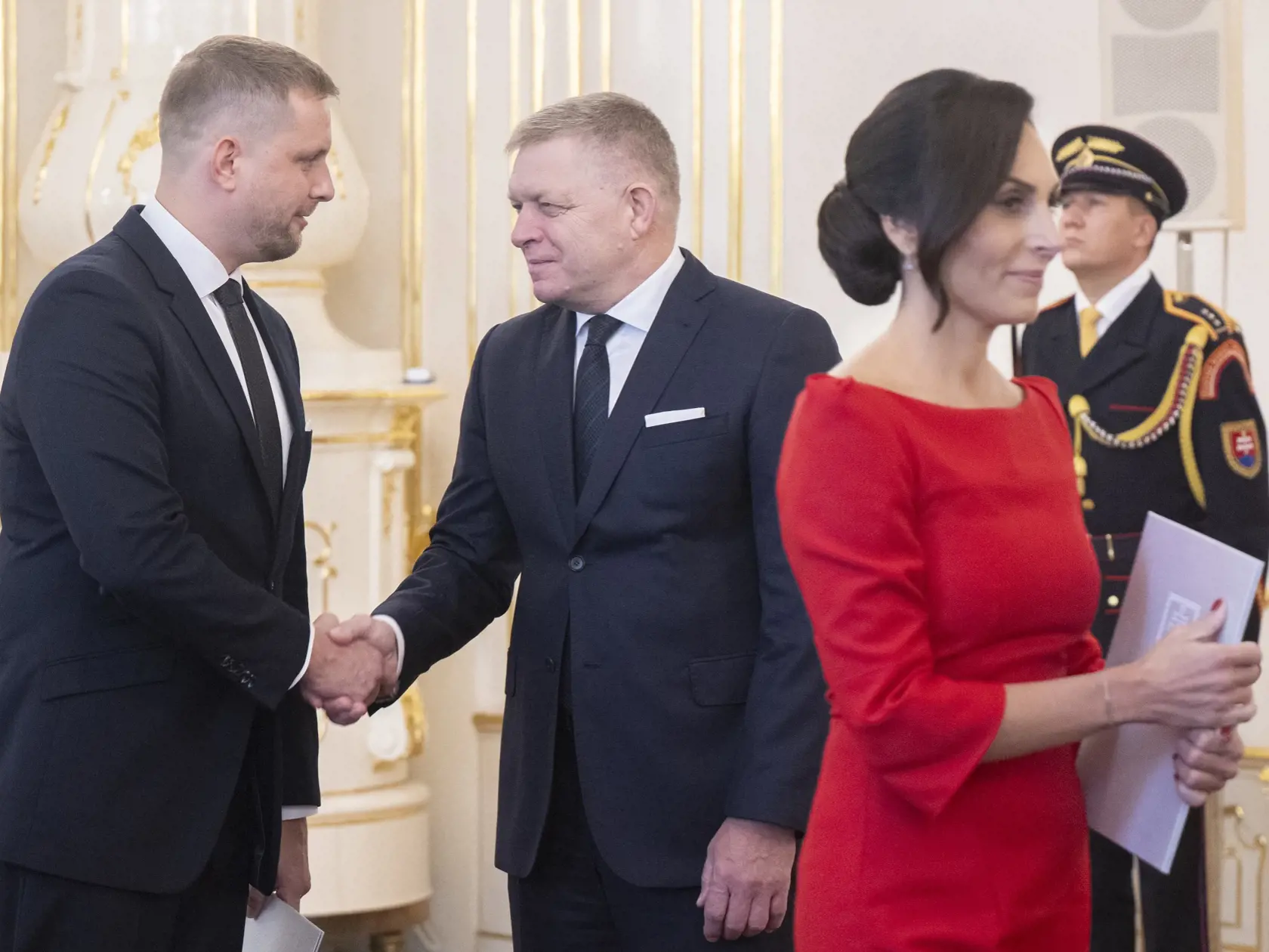 Prezident Peter Pellegrini prijal demisiu ministerky zdravotníctva Zuzany Dolinkovej (Hlas-SD) v Prezidentskom paláci v Bratislave vo štvrtok 10. októbra 2024. Vo funkcii ju nahradil Kamil Šaško (Hlas-SD). Na snímke uprostred predseda vlády SR Robert Fico (Smer -SD), nový minister zdravotníctva SR Kamil Šaško (Hlas-SD, vľavo) a jeho predchodkyňa Zuzana Dolinková (Hlas-SD, vpravo) v Prezidentskom paláci v Bratislave vo štvrtok 10. októbra 2024. Dolinková oznámila svoj koniec vo funkcii minulý týždeň. Rozhodnutie odôvodnila tým, že necíti podporu pre presadzovanie svojich cieľov a opatrení na zlepšenie zdravotníctva. Kritizovala okrem iného aj schválenie konsolidačných opatrení v parlamente. Kamil Šaško pôsobil ako štátny tajomník na ministerstve hospodárstva. Vláda ho z tejto pozície odvolala v stredu 9. októbra. FOTO TASR - Martin Baumann