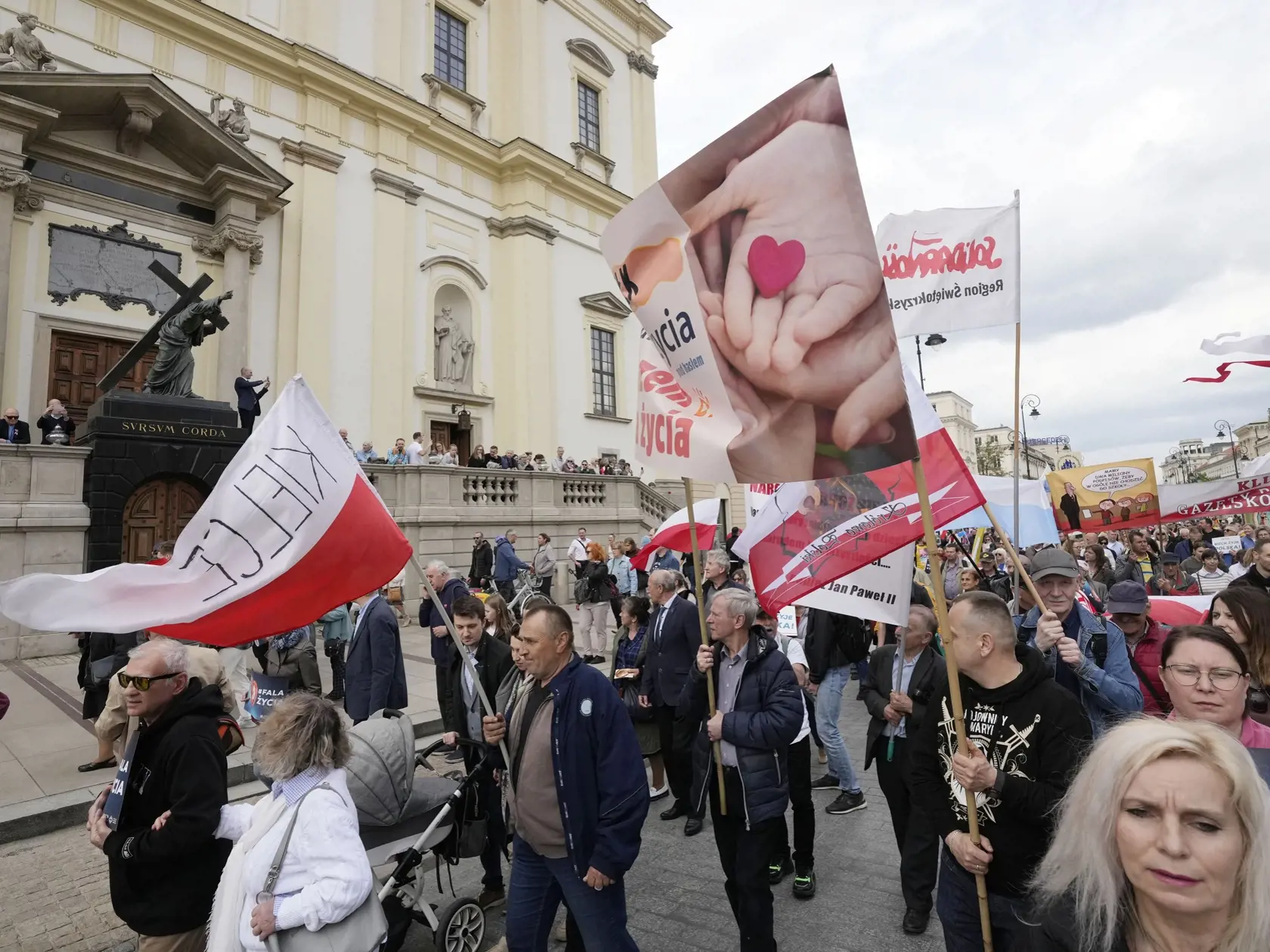 KK69 Varšava - Tisíce ľudí sa v v nedeľu 14. apríla 2024 vydali na pochod ulicami Varšavy, aby protestovali proti vládou navrhovanej liberalizácii prísnych pravidiel na vykonávanie interrupcií. FOTO TASR/AP
Anti-abortion demonstrators march in support of every conceived life and against steps taken by the new government to liberalize Poland's strict law and allow termination of pregnancy until the 12th week, in Warsaw, Poland, on Sunday, April 14, 2024. Last week, Poland's parliament, which is d