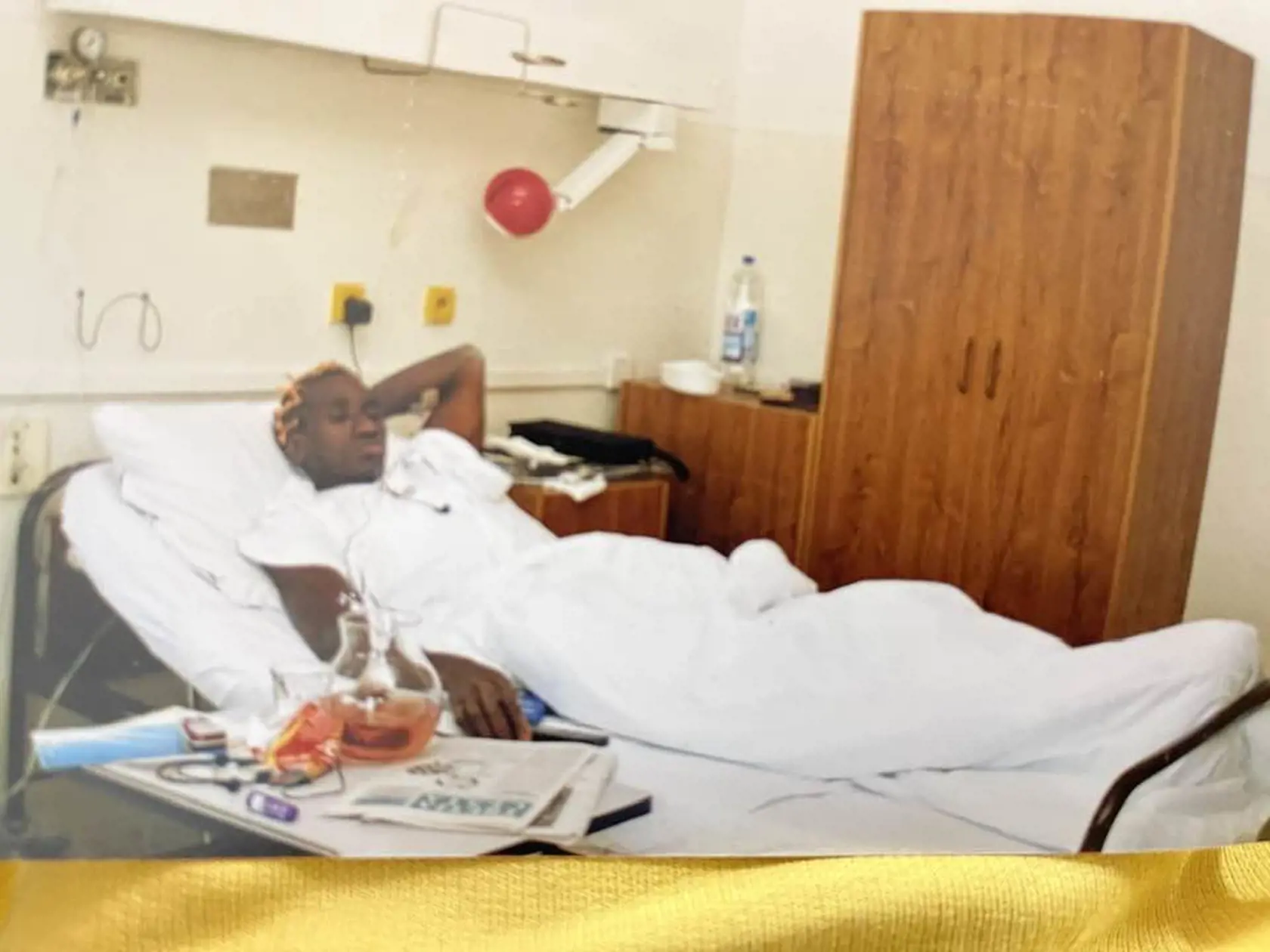 Rok 2002: Ibi Maiga sa po nehode na skútri pol roka nevedel postaviť na nohy.