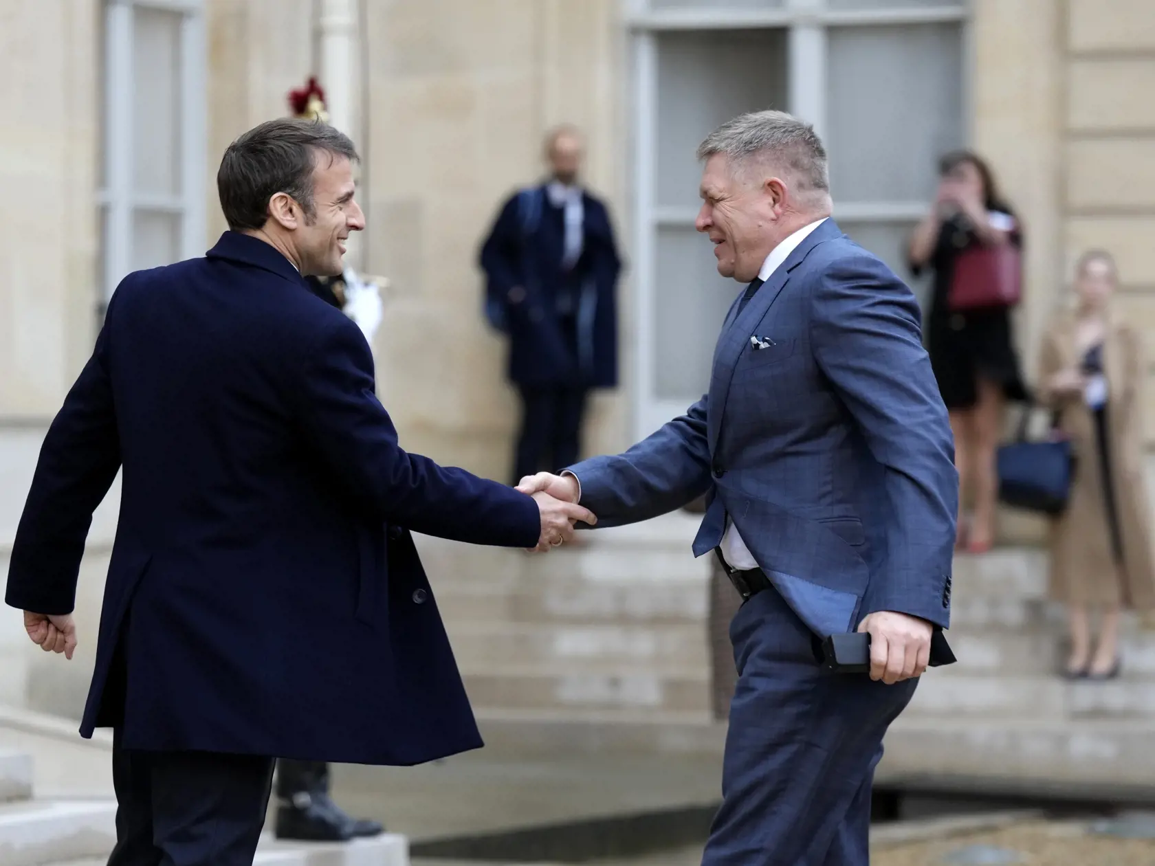 Slovenský premiér Robert Fico (vpravo), ktorého víta francúzsky prezident Emmanuel Macron pred Elyzejským palácom v Paríži v pondelok 26. februára 2024.