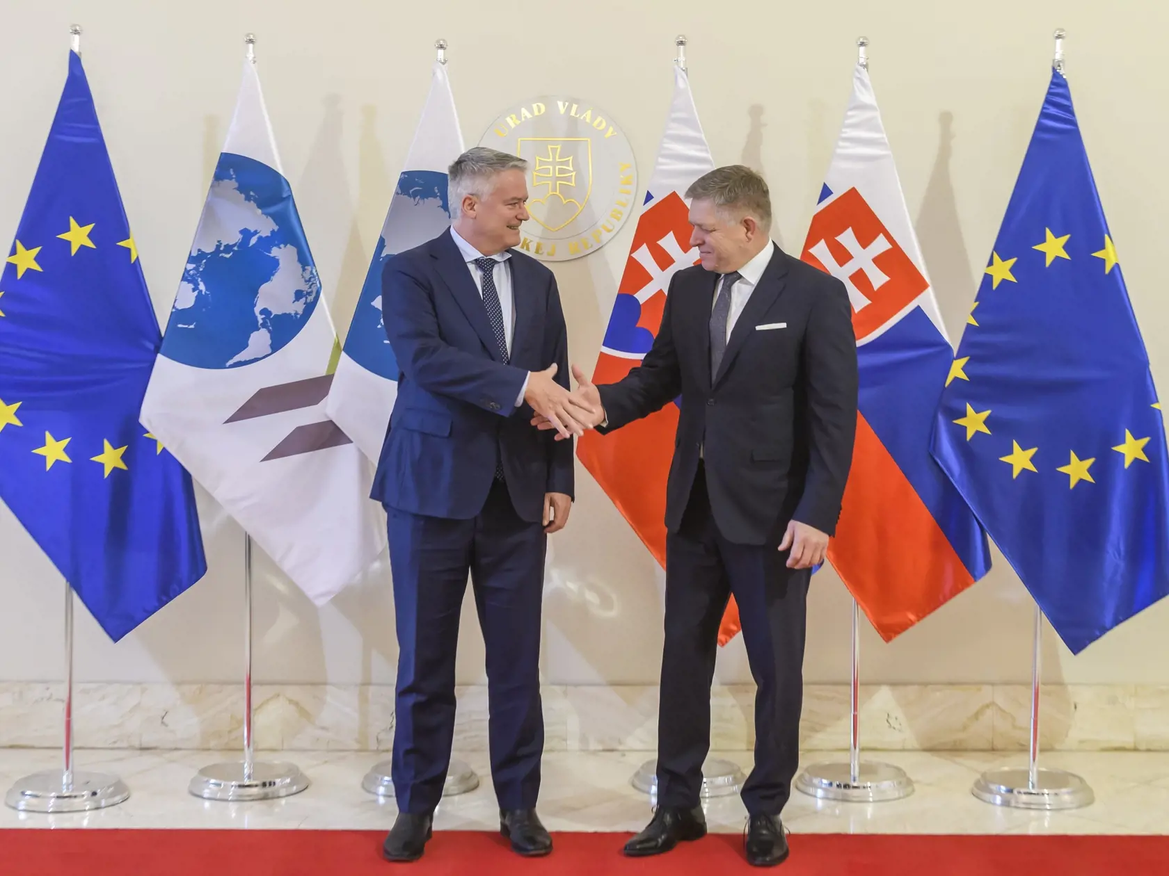 Na snímke zľava generálny tajomník Organizácie pre hospodársku spoluprácu a rozvoj (OECD) Mathias Cormann a predseda vlády SR Robert Fico (Smer-SD) počas spoločného stretnutia na Úrade vlády SR pri príležitosti zverejnenia nového Ekonomického prehľadu OECD o Slovensku v Bratislave 18. marca 2024.