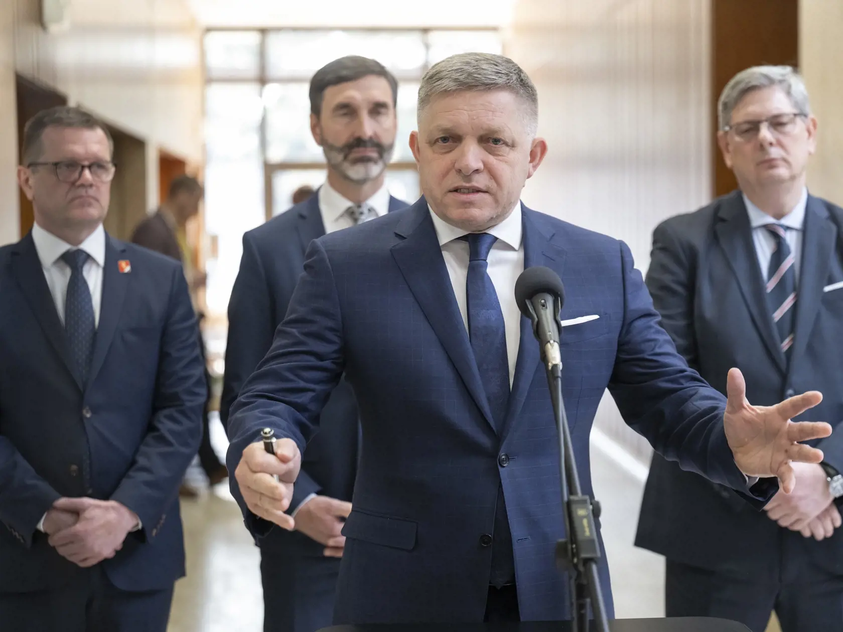 Na snímke premiér SR Robert Fico (uprostred), minister zahraničných vecí a európskych záležitostí Juraj Blanár (druhý vľavo), minister spravodlivosti Boris Susko (vpravo, všetci Smer-SD) a podpredseda vlády pre Plán obnovy a odolnosti a využívanie eurofondov Peter Kmec (Hlas-SD) počas vyhlásenia po ukončení 24. zasadnutia Vlády SR v Bratislave v stredu 20. marca 2024.