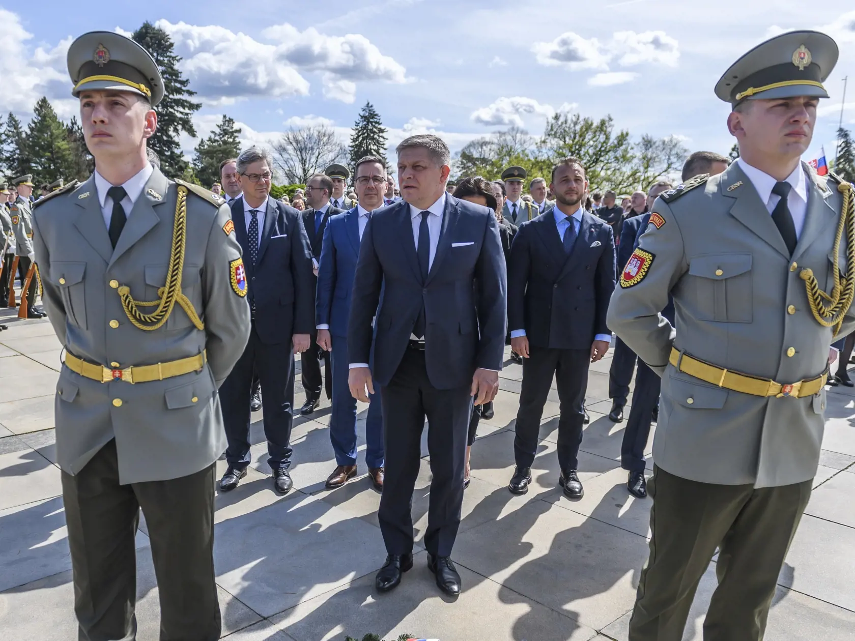 Na snímke uprostred predseda vlády SR Robert Fico (Smer-SD) a ďalší členovia vlády počas pripomenutia si 79. výročia oslobodenia Bratislavy na Slavíne, v Bratislave 4. apríla 2024.