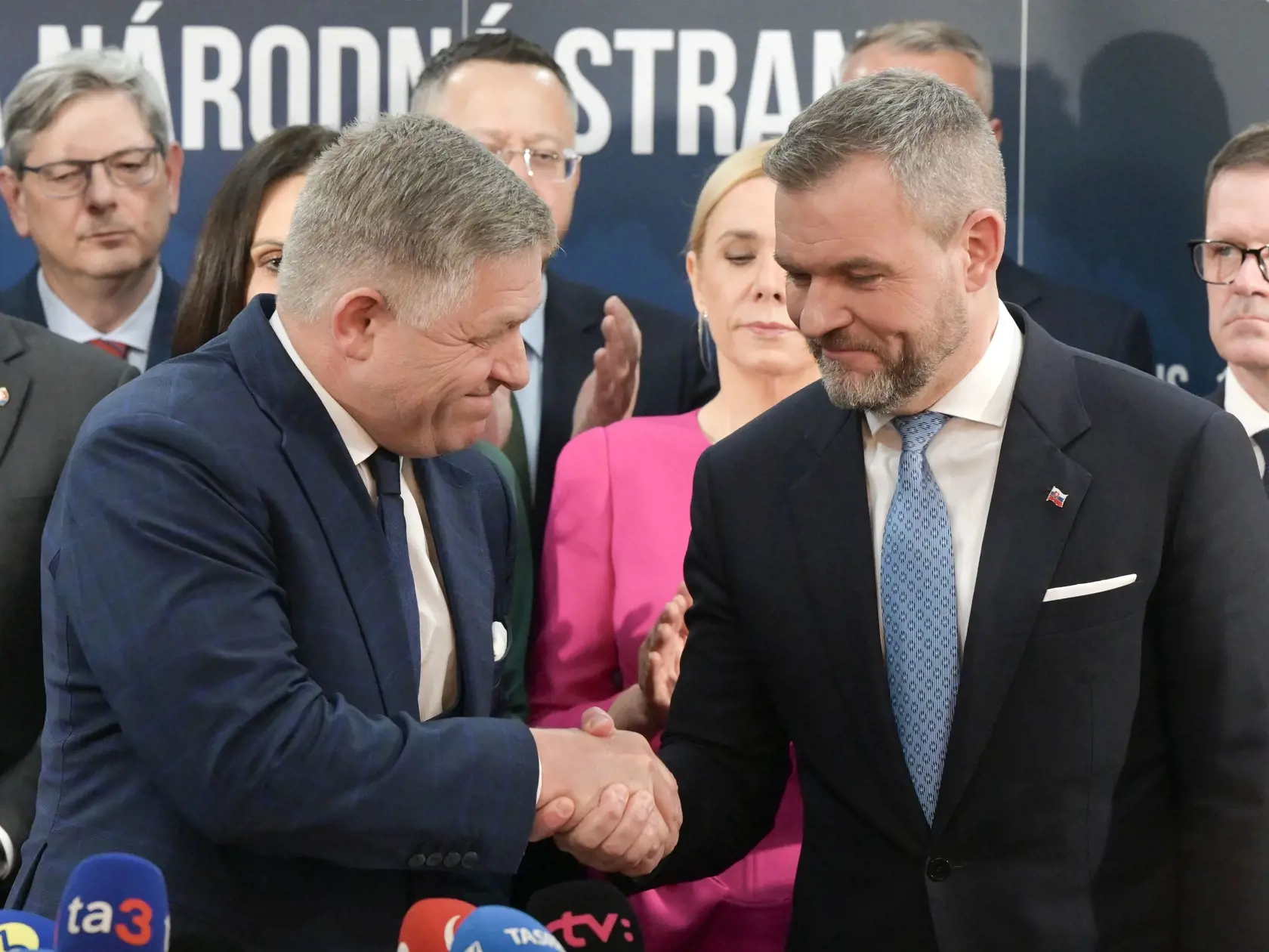 Na snímke vpravo prezidentský kandidát, predseda NRSR a predseda strany HLAS-SD Peter Pellegrini a vľavo predseda vlády SR a predseda strany Smer-SD Robert Fico počas vyhlásenia koaličnej rady v centrále SNS 3. apríla 2024 v Bratislave.