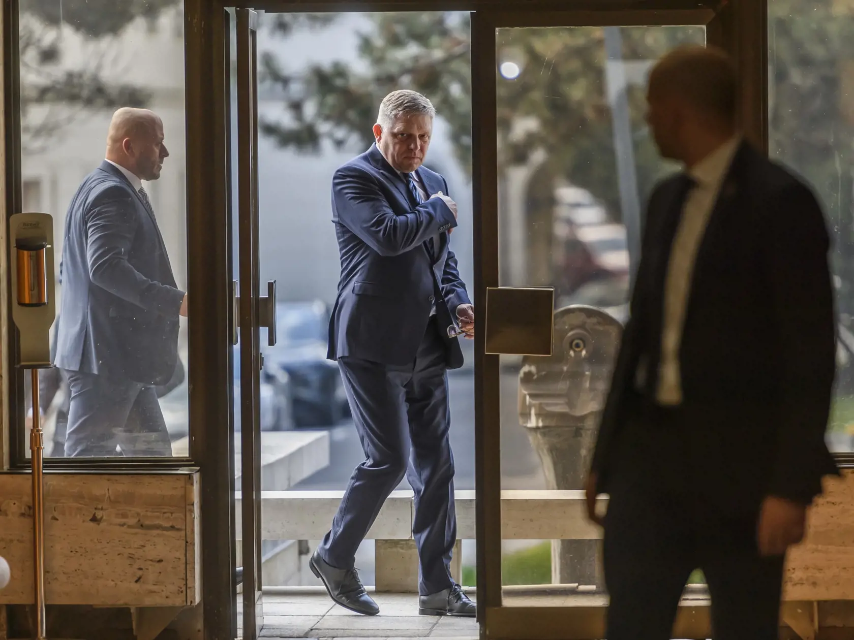 Na snímke predseda vlády SR Robert Fico (Smer-SD)  prichádza na 23. rokovanie vlády SR v Bratislave 13. marca 2024.