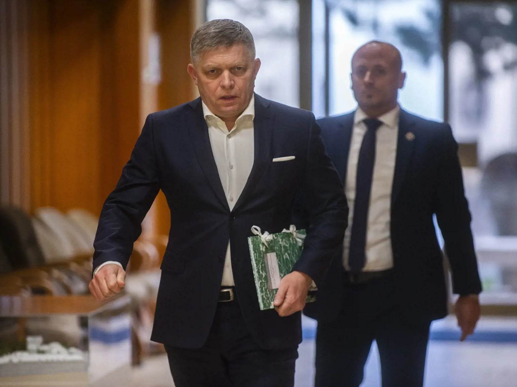 Na snímke predseda vlády SR Robert Fico (Smer-SD) prichádza na mimoriadne rokovanie Bezpečnostnej rady SR v Bratislave v pondelok 25. marca 2024.