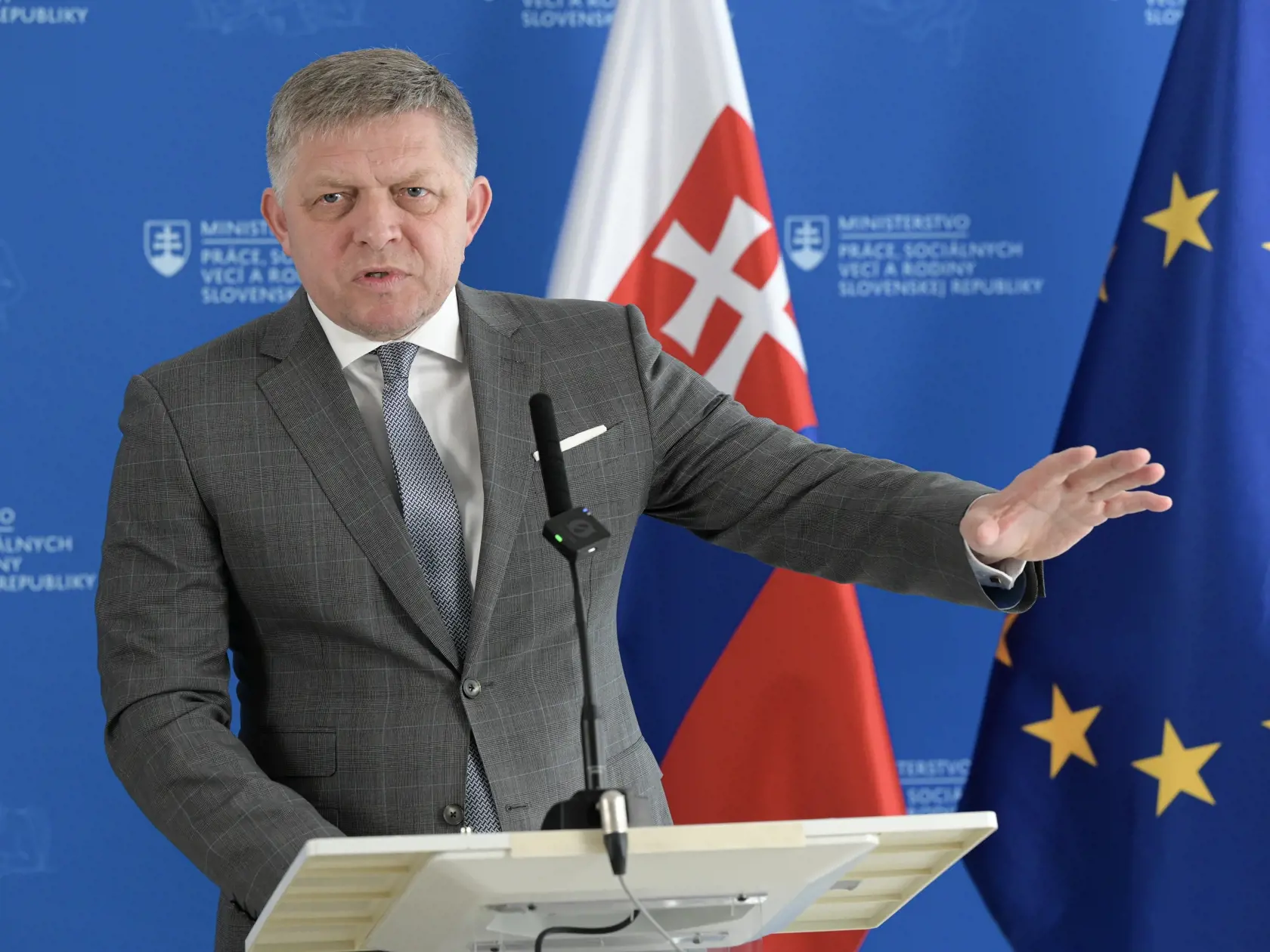 Na snímke predseda vlády SR Robert Fico (Smer-SD) počas brífingu po pracovnom rokovaní v rámci kontrolného dňa na MPSVR SR 5. apríla 2024 v Bratislave.