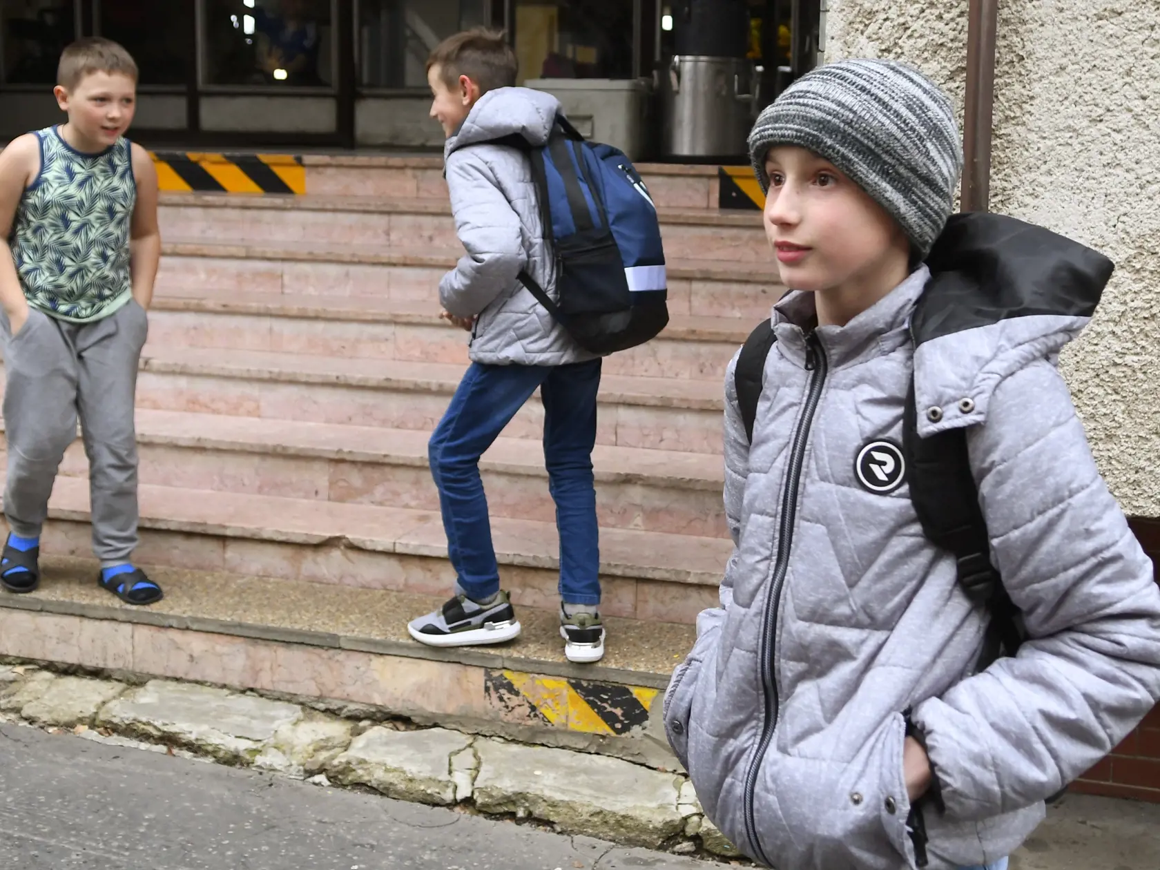 Celkovo 131 utečencov z Ukrajiny je aktuálne ubytovaných v Otvorenom oddelení Ústavu na výkon väzby (ÚVV) a Ústavu na výkon trestu odňatia slobody (ÚVTOS) na prešovskom sídlisku Šváby. Kapacita zariadenia je 151 ľudí, donedávna tam bolo 54 odsúdených, ktorých premiestnili na oddelenie v Sabinove. Na snímke sprava dvaja chlapci z Ukrajiny sa vrátili zo školy. Prešov, 5. apríla 2022. FOTO TASR – Milan Kapusta

