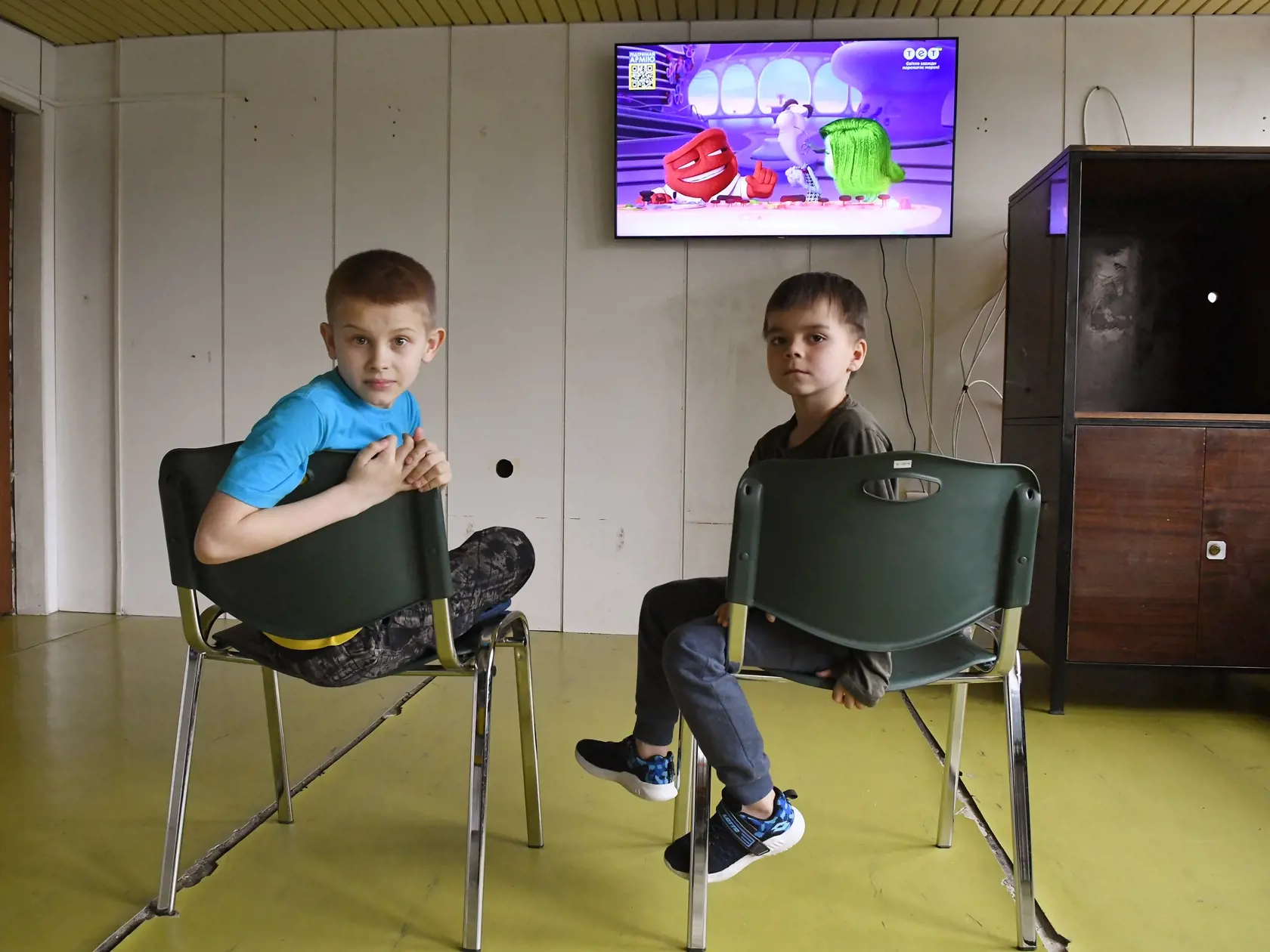 Celkovo 131 utečencov z Ukrajiny je aktuálne ubytovaných v Otvorenom oddelení Ústavu na výkon väzby (ÚVV) a Ústavu na výkon trestu odňatia slobody (ÚVTOS) na prešovskom sídlisku Šváby. Kapacita zariadenia je 151 ľudí, donedávna tam bolo 54 odsúdených, ktorých premiestnili na oddelenie v Sabinove. Na snímke ukrajinské deti pozerajú rozprávky v kultúrnej miestnosti. Prešov, 5. apríla 2022. FOTO TASR – Milan Kapusta

