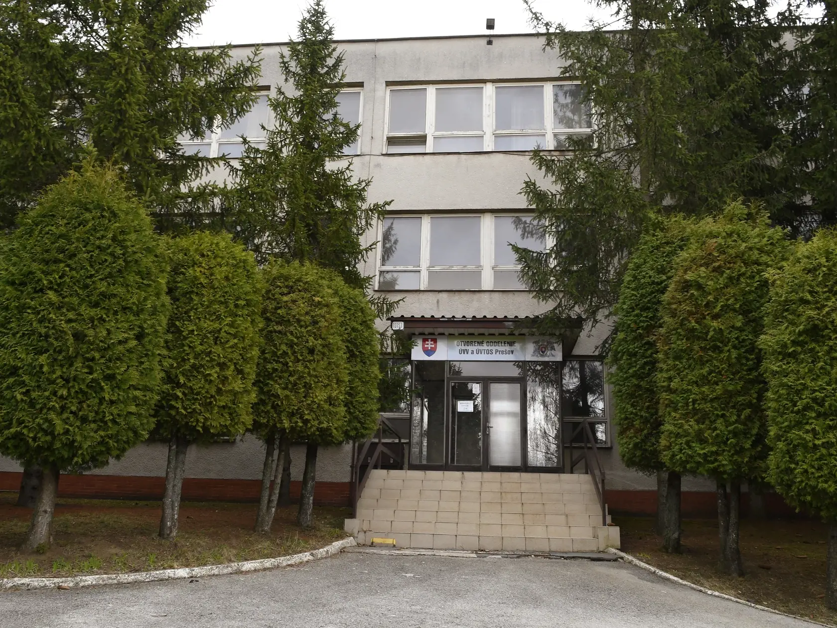 Celkovo 131 utečencov z Ukrajiny je aktuálne ubytovaných v Otvorenom oddelení Ústavu na výkon väzby (ÚVV) a Ústavu na výkon trestu odňatia slobody (ÚVTOS) na prešovskom sídlisku Šváby. Kapacita zariadenia je 151 ľudí, donedávna tam bolo 54 odsúdených, ktorých premiestnili na oddelenie v Sabinove. Na snímke budovy s oknami bez mreží otvoreného oddelenia ÚVV ÚVTOS Prešov na prvý pohľad nepripomínajú väznicu. Prešov, 5. apríla 2022. FOTO TASR – Milan Kapusta
