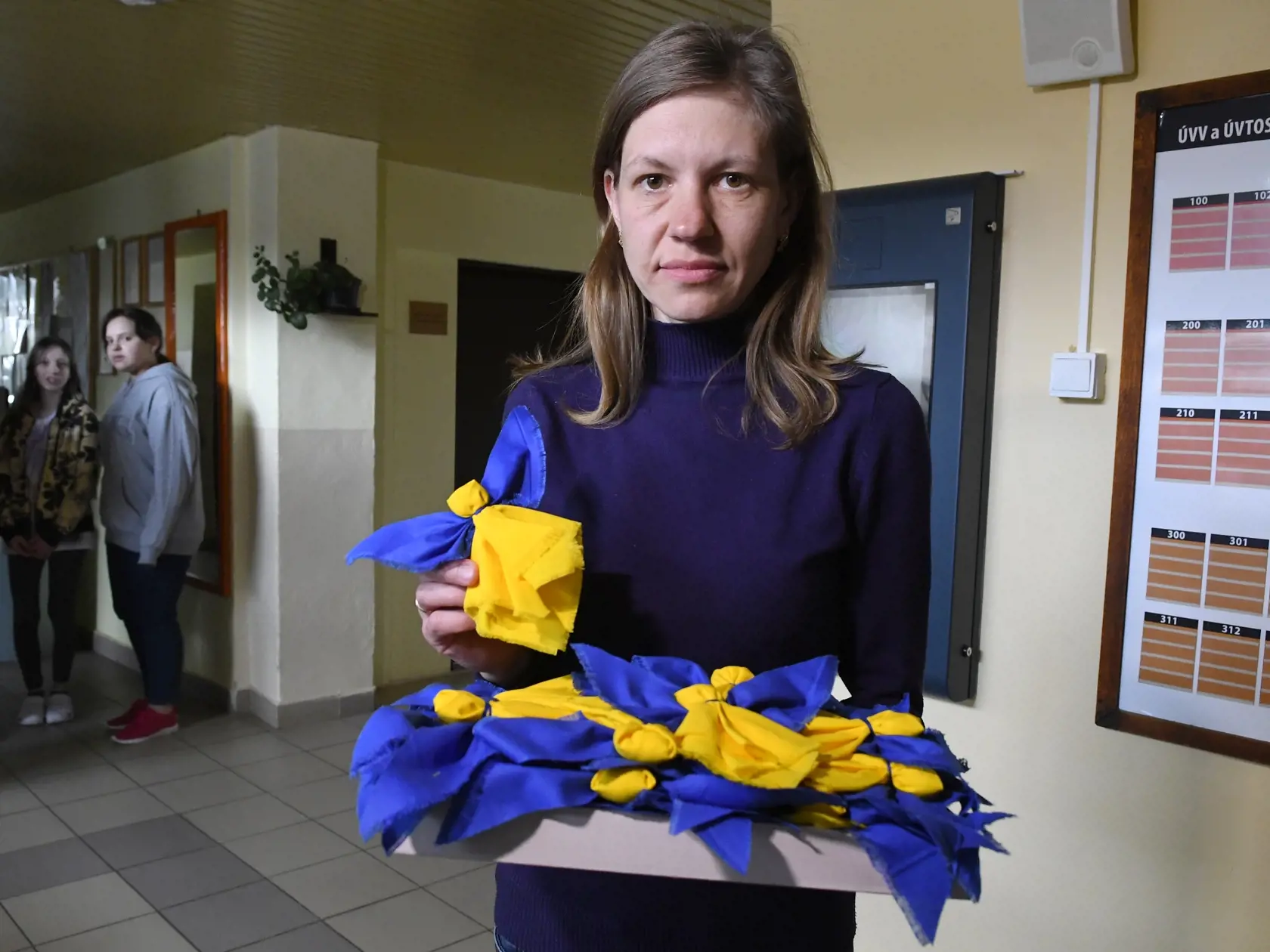Celkovo 131 utečencov z Ukrajiny je aktuálne ubytovaných v Otvorenom oddelení Ústavu na výkon väzby (ÚVV) a Ústavu na výkon trestu odňatia slobody (ÚVTOS) na prešovskom sídlisku Šváby. Kapacita zariadenia je 151 ľudí, donedávna tam bolo 54 odsúdených, ktorých premiestnili na oddelenie v Sabinove. Na snímke utečenci z Ukrajiny Táňa Maherková a jej 9 ročný syn Vasiľ vyhotovili anjelov v národných farbách Ukrajiny, ktoré z vďaky za prichýlenie na Slovensku rozdávali návštevníkom. Prešov, 5. apríla 