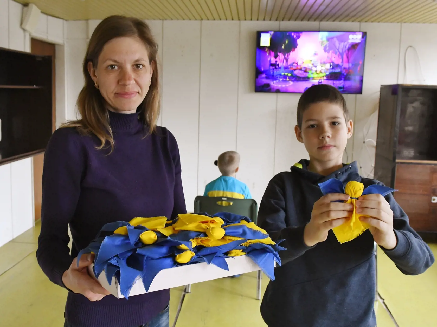 Celkovo 131 utečencov z Ukrajiny je aktuálne ubytovaných v Otvorenom oddelení Ústavu na výkon väzby (ÚVV) a Ústavu na výkon trestu odňatia slobody (ÚVTOS) na prešovskom sídlisku Šváby. Kapacita zariadenia je 151 ľudí, donedávna tam bolo 54 odsúdených, ktorých premiestnili na oddelenie v Sabinove. Na snímke utečenci z Ukrajiny Táňa Maherková a jej 9 ročný syn Vasiľ vyhotovili anjelov v národných farbách Ukrajiny, ktoré z vďaky za prichýlenie na Slovensku rozdávali návštevníkom. Prešov, 5. apríla 
