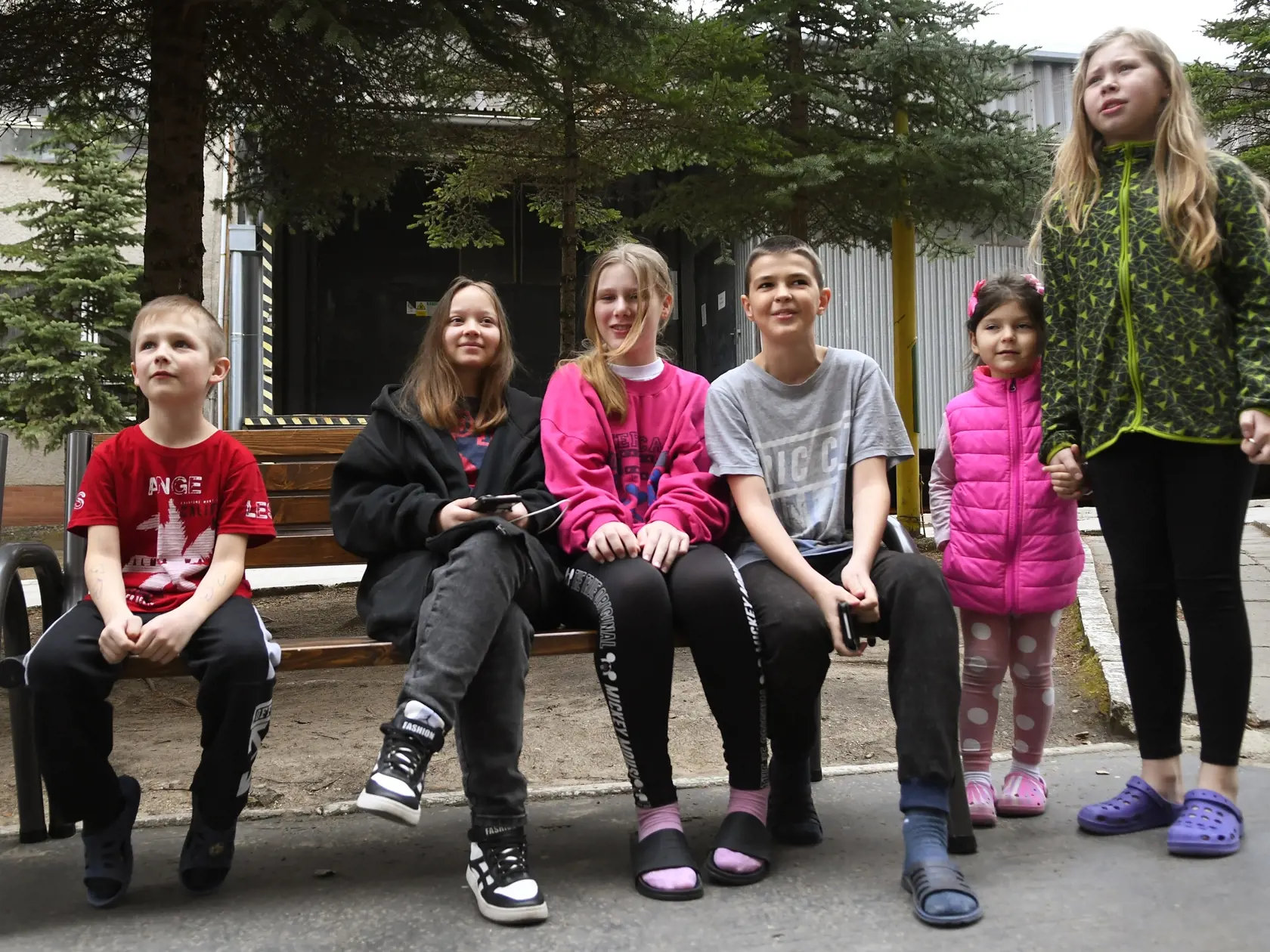 Celkovo 131 utečencov z Ukrajiny je aktuálne ubytovaných v Otvorenom oddelení Ústavu na výkon väzby (ÚVV) a Ústavu na výkon trestu odňatia slobody (ÚVTOS) na prešovskom sídlisku Šváby. Kapacita zariadenia je 151 ľudí, donedávna tam bolo 54 odsúdených, ktorých premiestnili na oddelenie v Sabinove. Na snímke utečenecké deti z Ukrajiny v areáli ÚVV ÚVTOS Prešov 5. apríla 2022. FOTO TASR – Milan Kapusta
